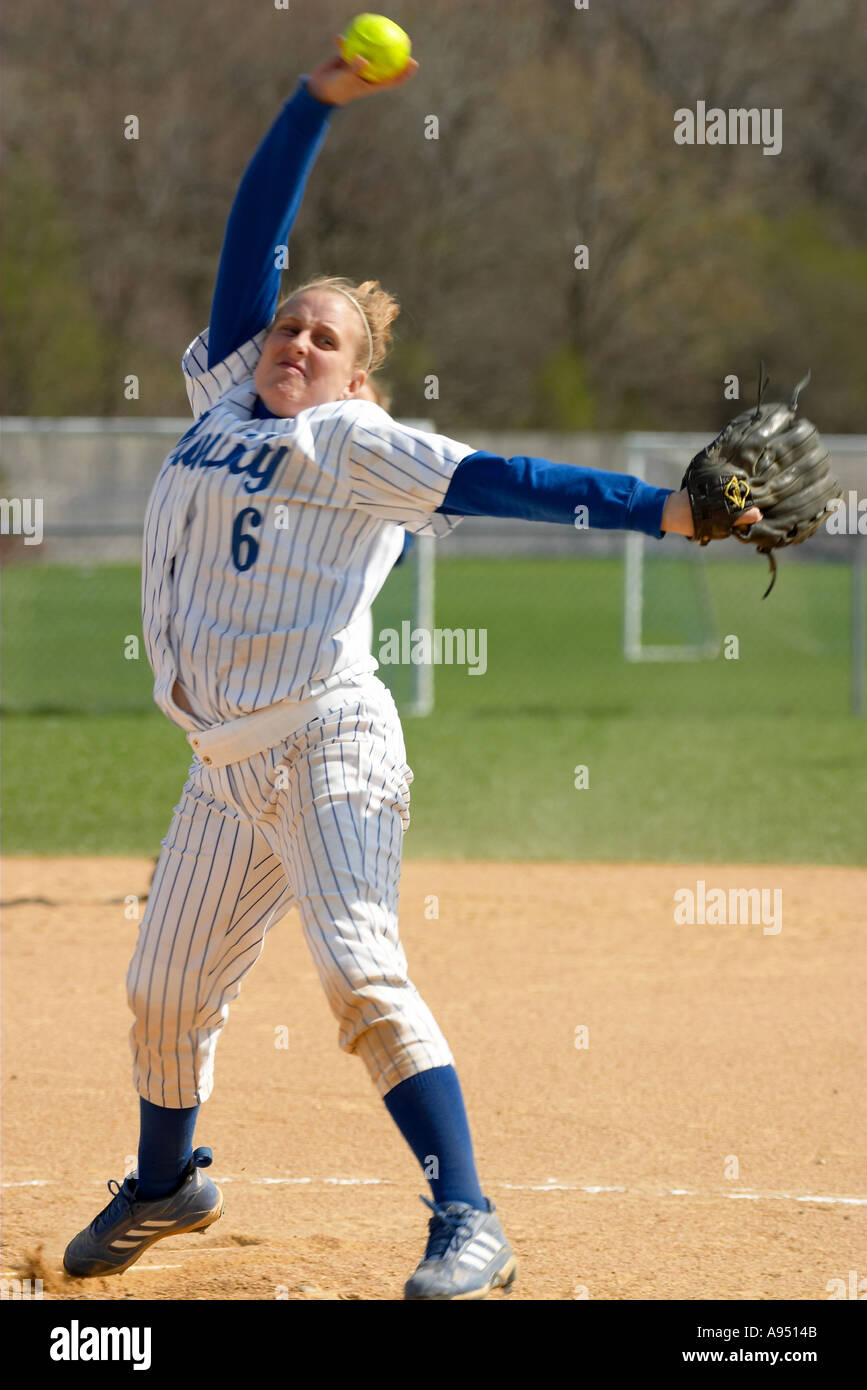 SOFTBALL Deerfield Illinois College ragazze softball brocca di gioco nel vento fino Foto Stock