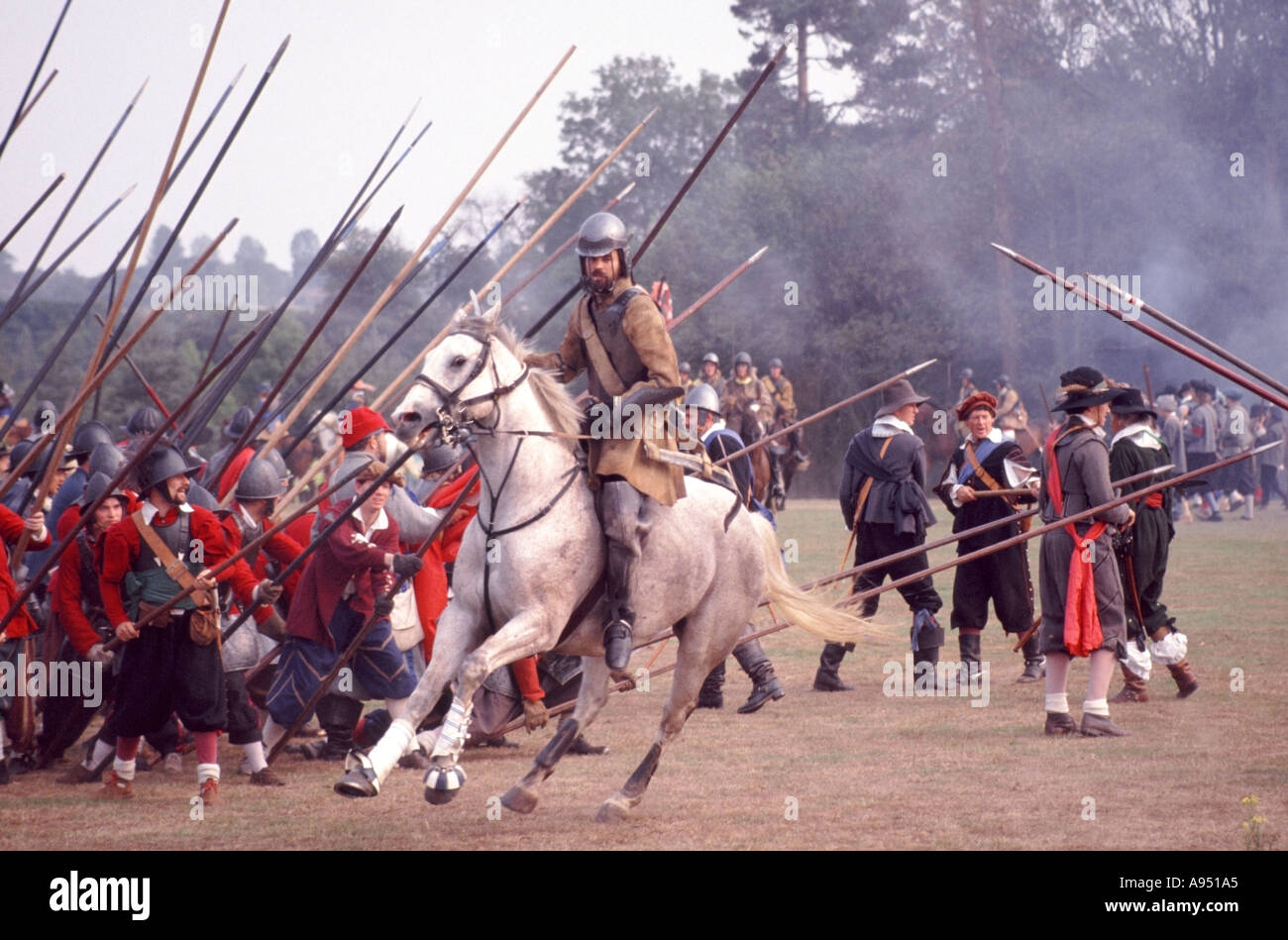 Guerra civile inglese battaglia storica rievocazione da parte di gruppi come la Società della Guerra civile inglese e membri Sealed Knot qui equitazione al galoppo alla cavalleria Foto Stock