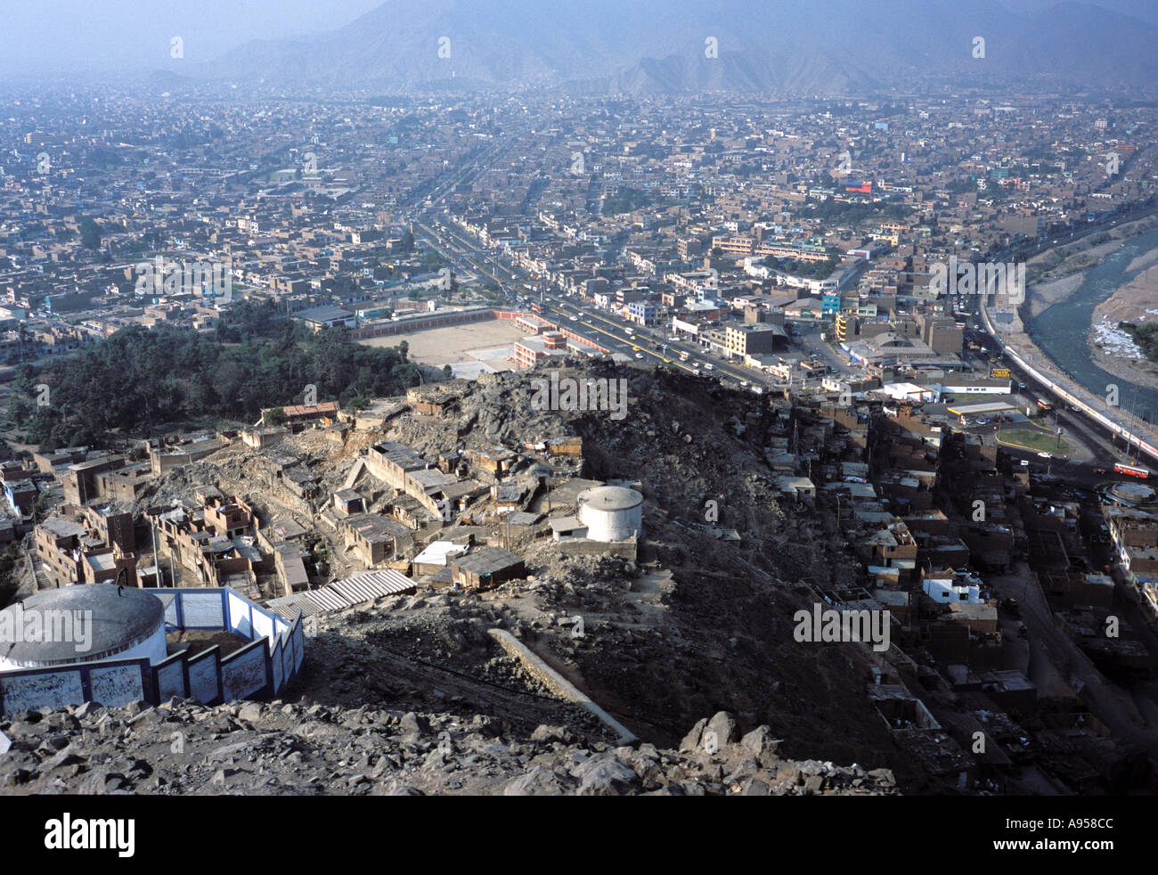 Vista di lima dal Cerro San Cristobal Perù Foto Stock