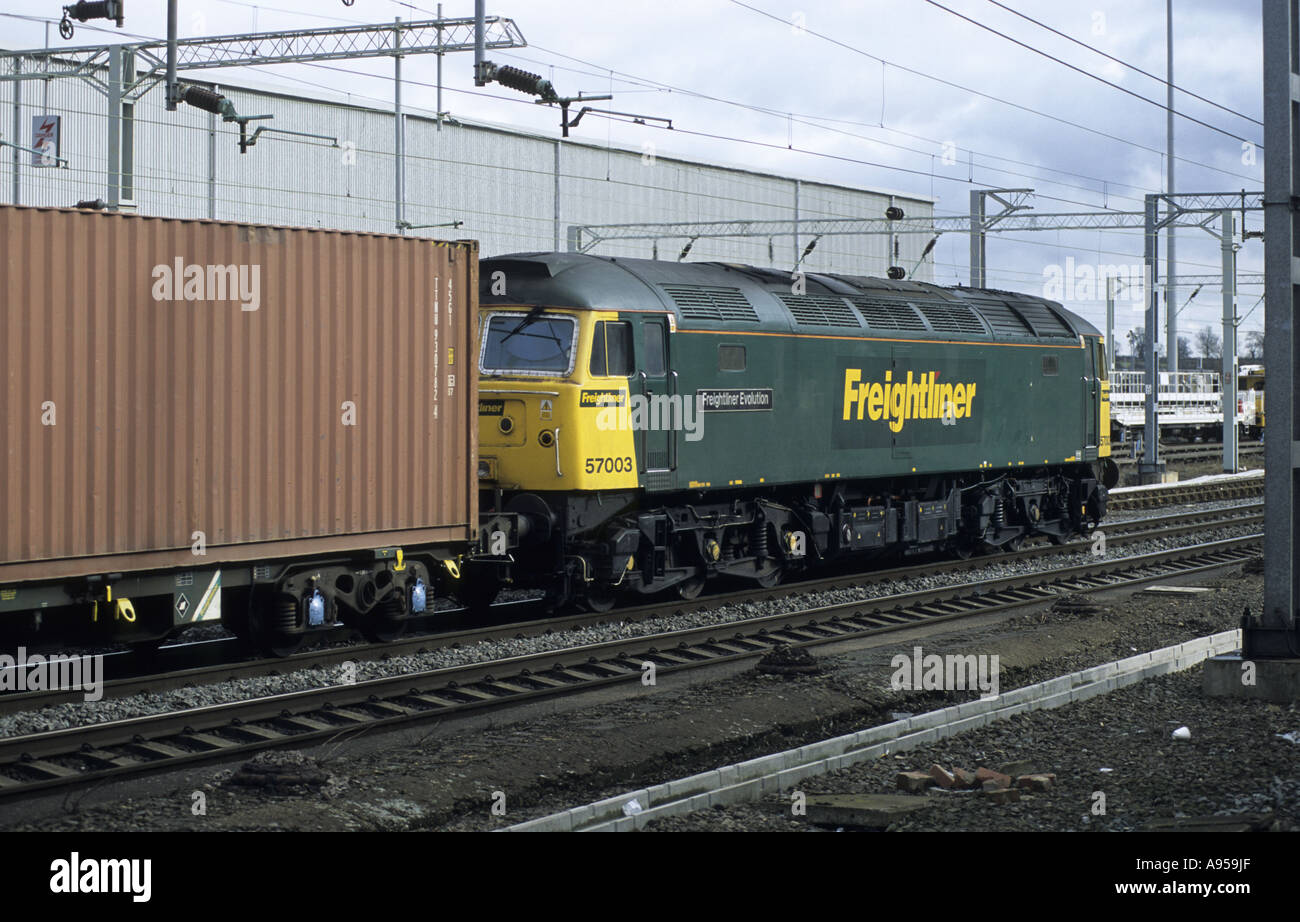 Classe 57 locomotiva diesel tirando freightliner treno a Rugby, Warwickshire, Inghilterra, Regno Unito Foto Stock