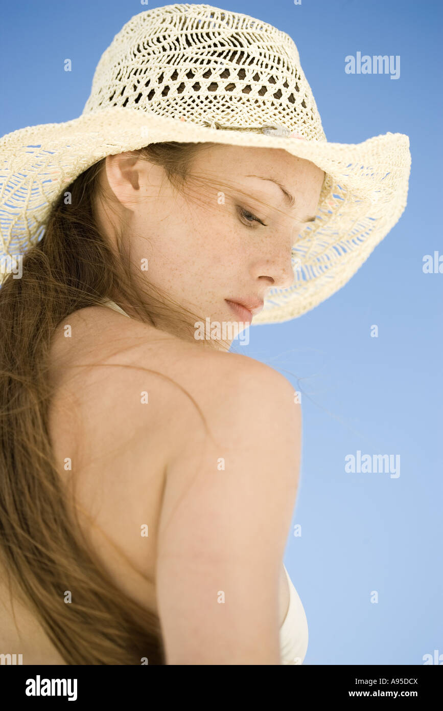 Donna che indossa cappello di paglia, basso angolo di visione Foto Stock