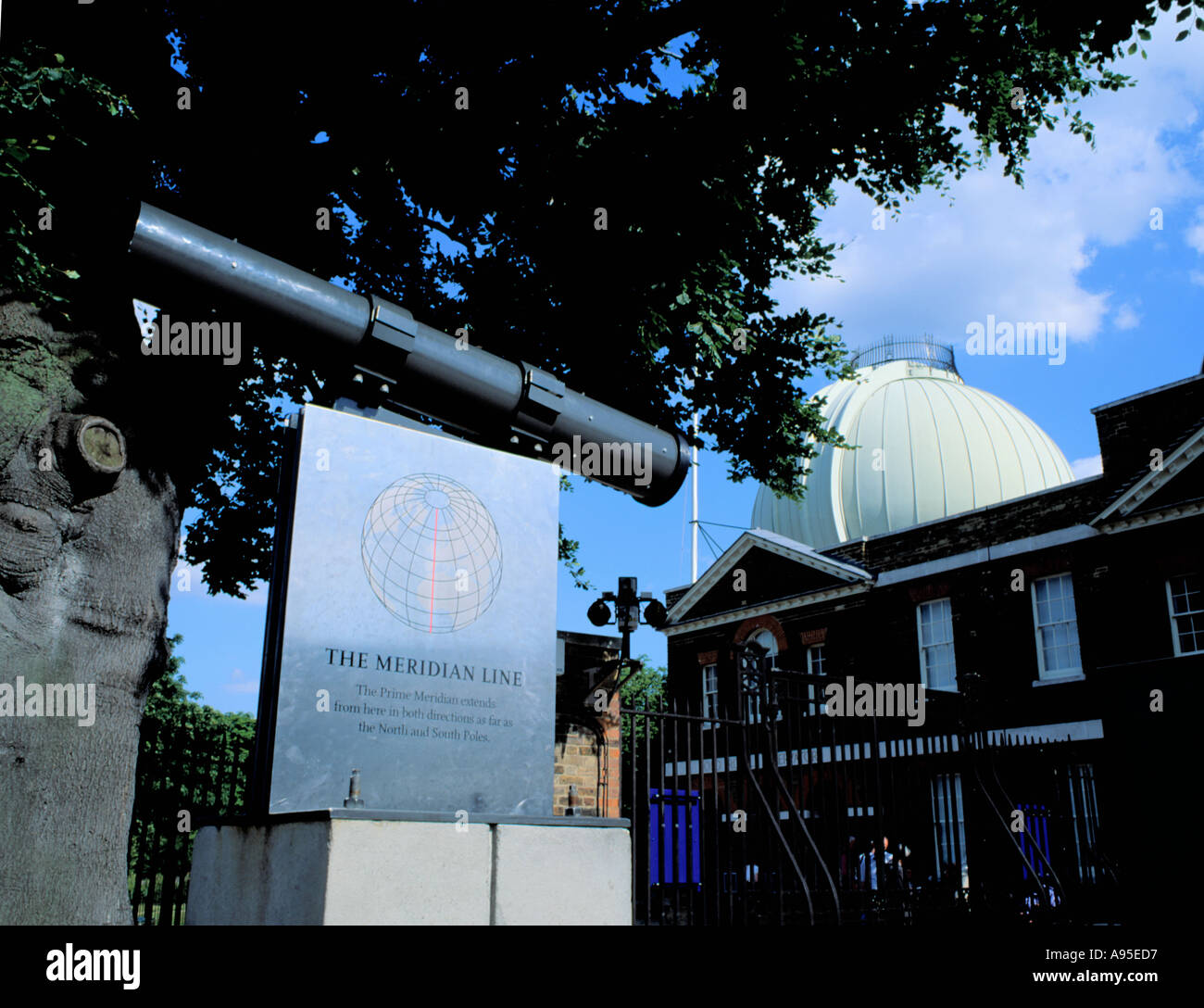 Linea meridiana con l'Osservatorio di Greenwich al di là, Greenwich, Londra, Inghilterra, Regno Unito. Foto Stock