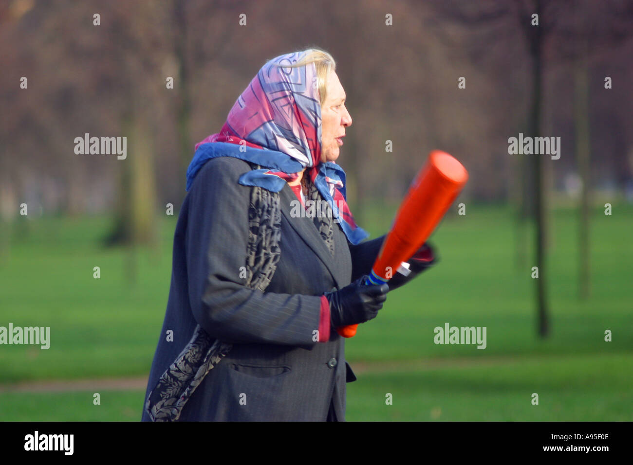 Vecchia donna riproduzione di macchine versatili in Hyde Park Londra REGNO UNITO Foto Stock