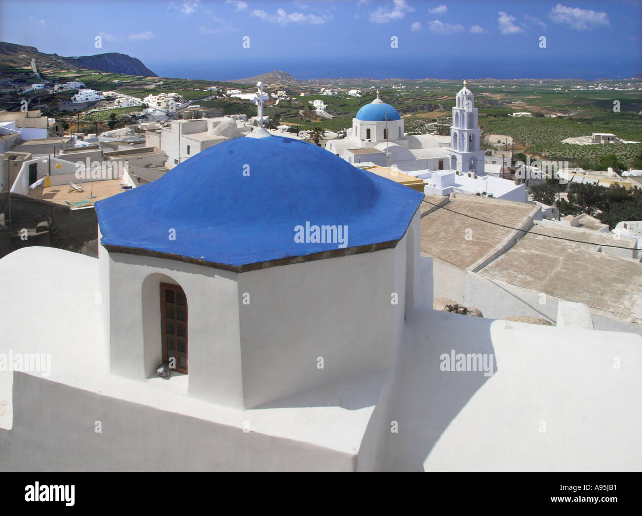 A cupola blu chiese nel villaggio sulla collina di Pirgos Santorini Cicladi Grecia Foto Stock A cupola blu chiese nel villaggio sulla collina di Pirgos Santorini Cicladi Grecia Foto Stock