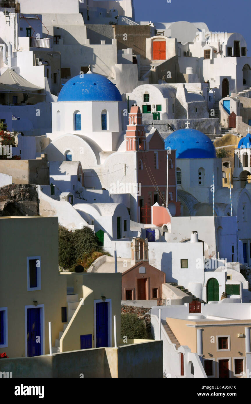 A cupola blu chiese tra le case nel villaggio di Ia Santorini Cicladi Grecia Foto Stock A cupola blu chiese tra le case nel villaggio di Ia Santorini Cicladi Grecia Foto Stock