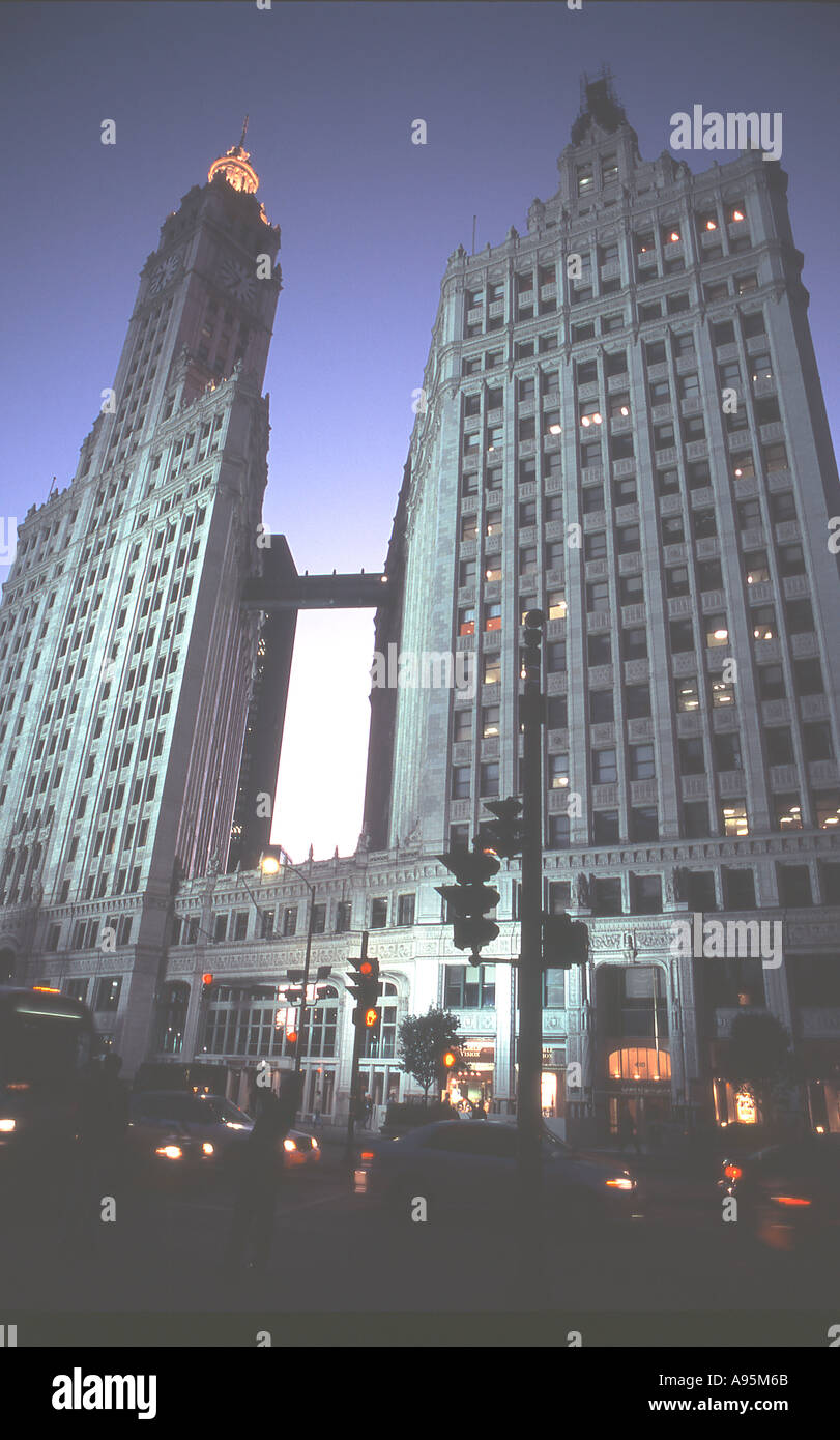 Chicago il famoso 1920s Wrigley Building al crepuscolo Foto Stock