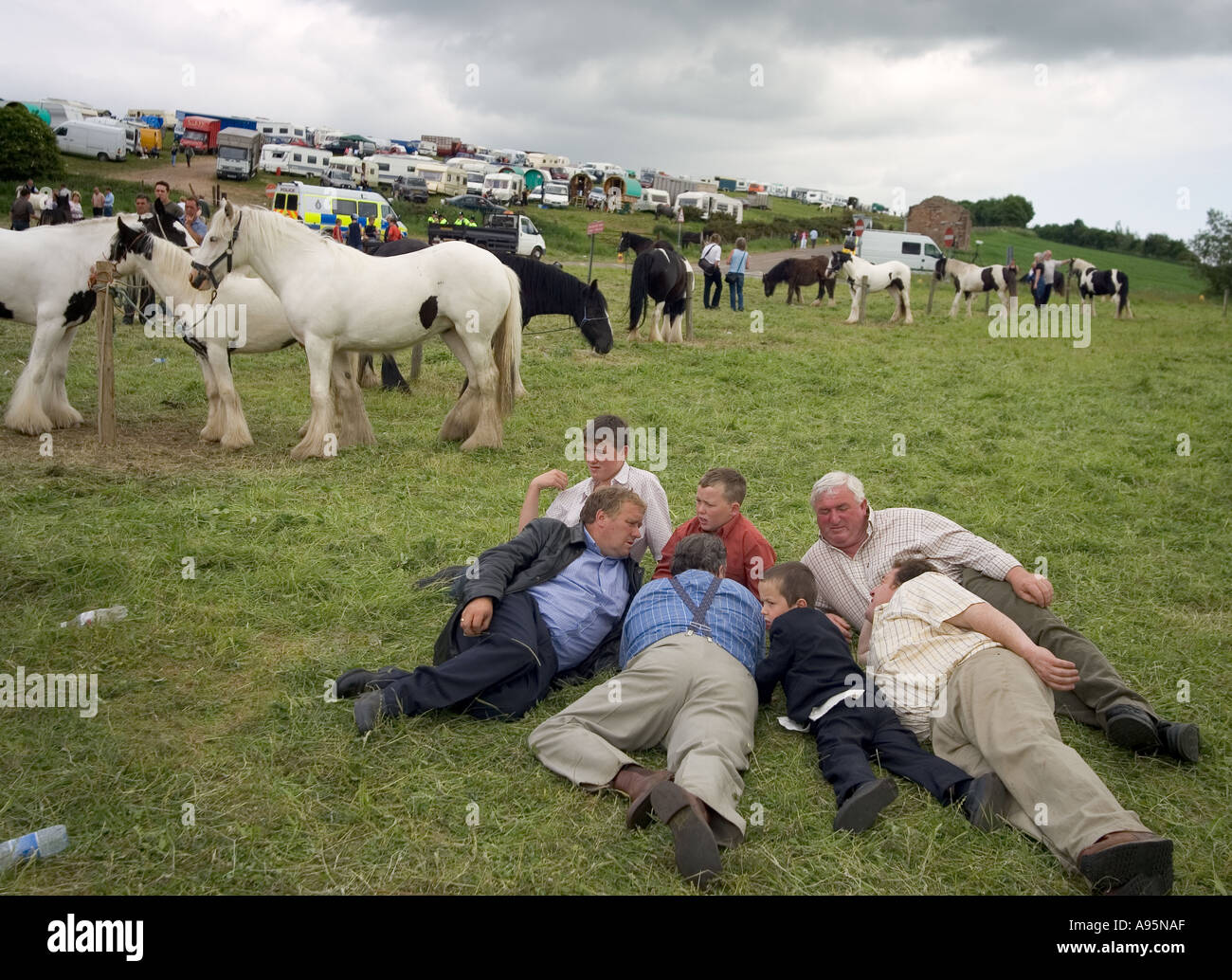 Commercianti di cavalli rilassante Appleby Fair Foto Stock