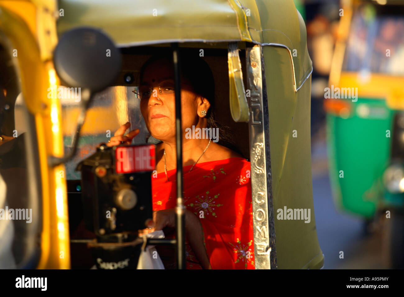 Donna indiana passeggero sul retro di auto riskshaw, Ahmedabad, Gujarat, India Foto Stock