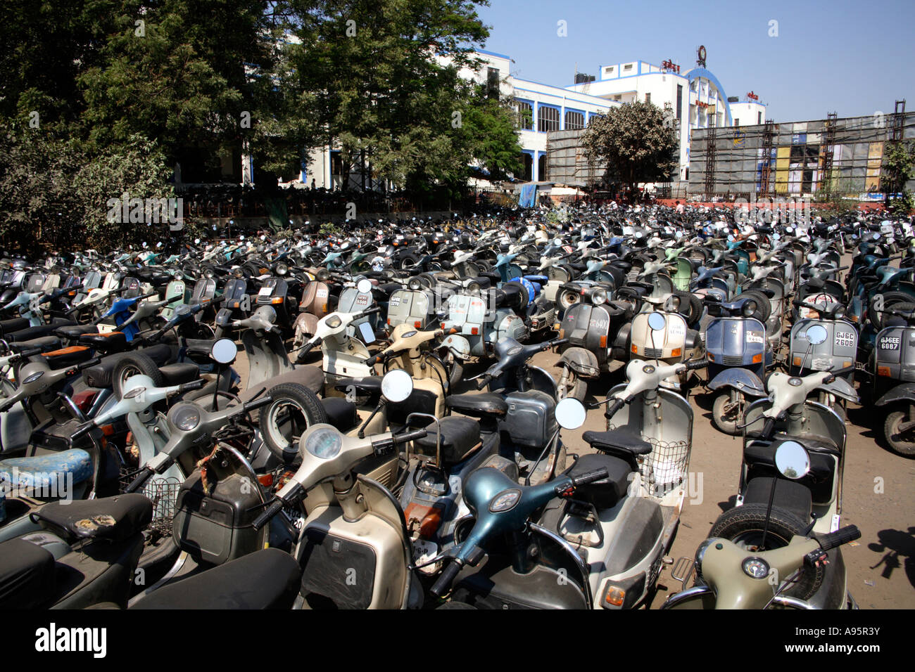 Parco scooter completo fuori dalla stazione ferroviaria, Vadodara, Gujarat, India Foto Stock