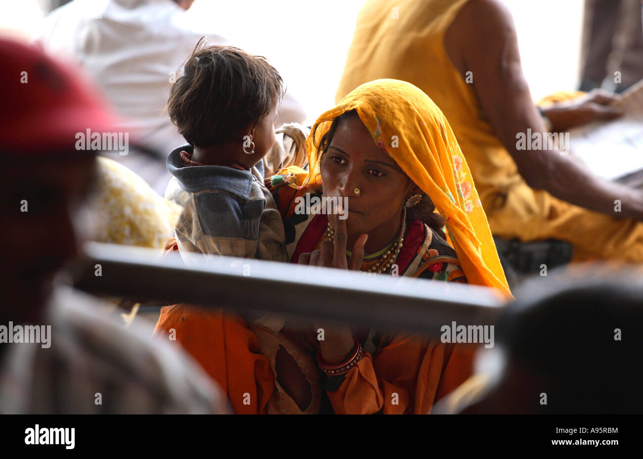 La madre e il bambino a Bhuj stand degli autobus, Kutch, Gujarat, India Foto Stock