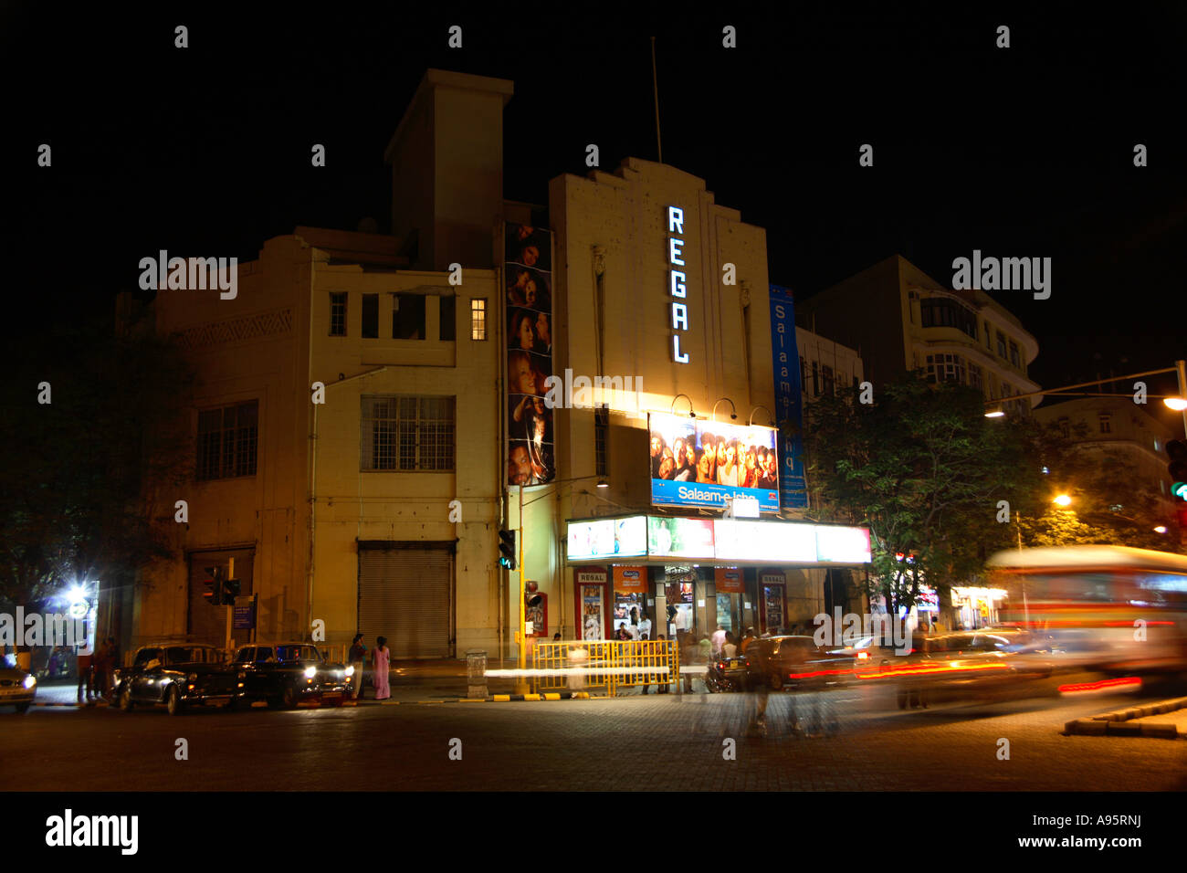 Percorsi per auto fuori Regal Cinema (cinema art deco), Colaba, Mumbai, India Foto Stock
