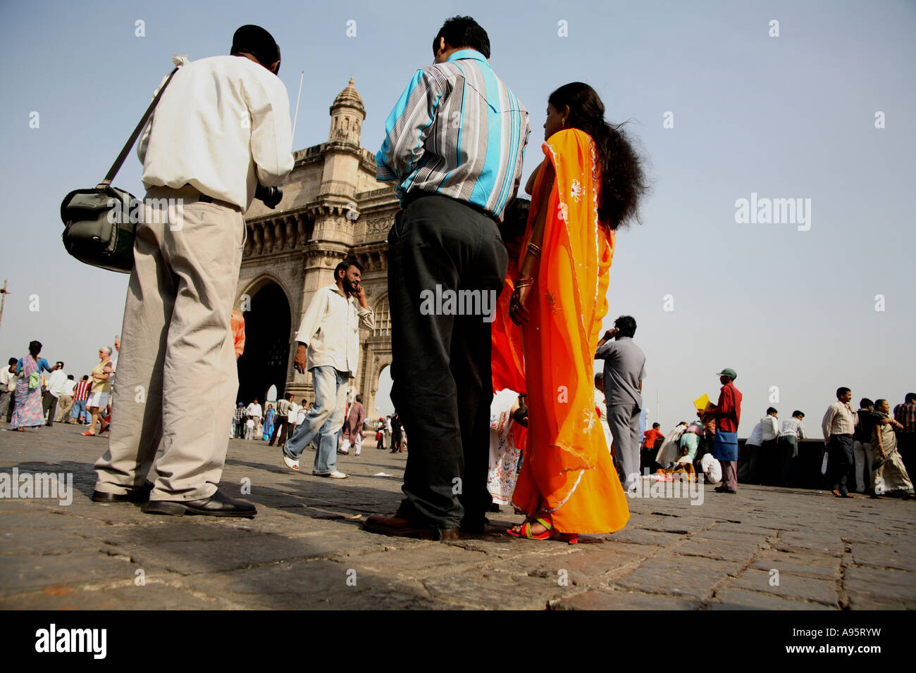 Turisti indiano al Gateway of India, Mumbai, India Foto Stock