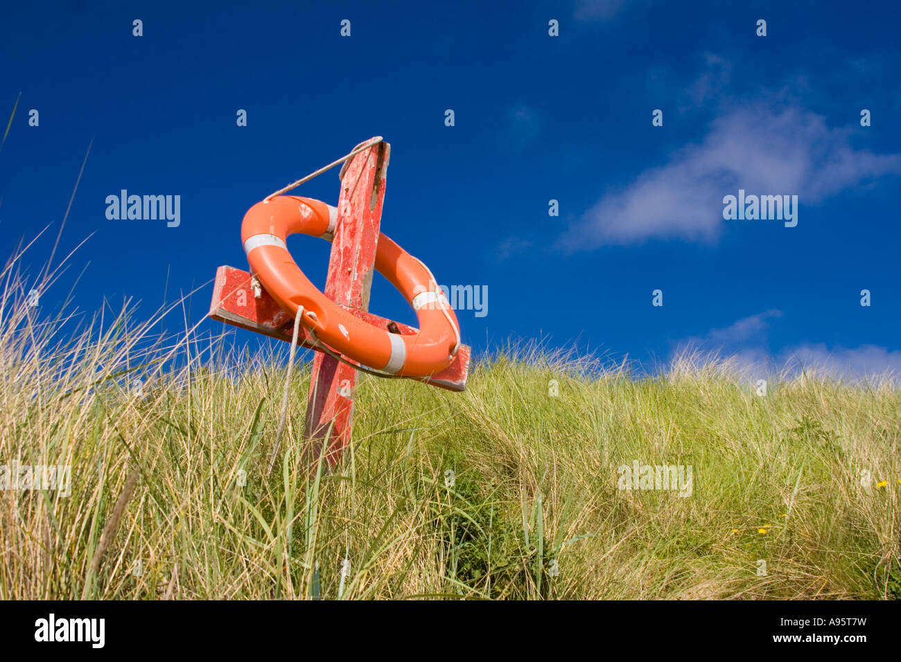 La vita set cinghia contro un cielo blu a Beadnell Beach in Northumberland REGNO UNITO Foto Stock