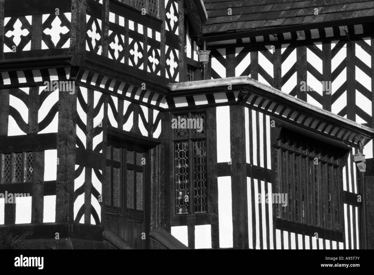 Angolo di visualizzazione in bianco e nero con cornice in legno edificio nr Bramhall nel Cheshire Regno Unito Foto Stock