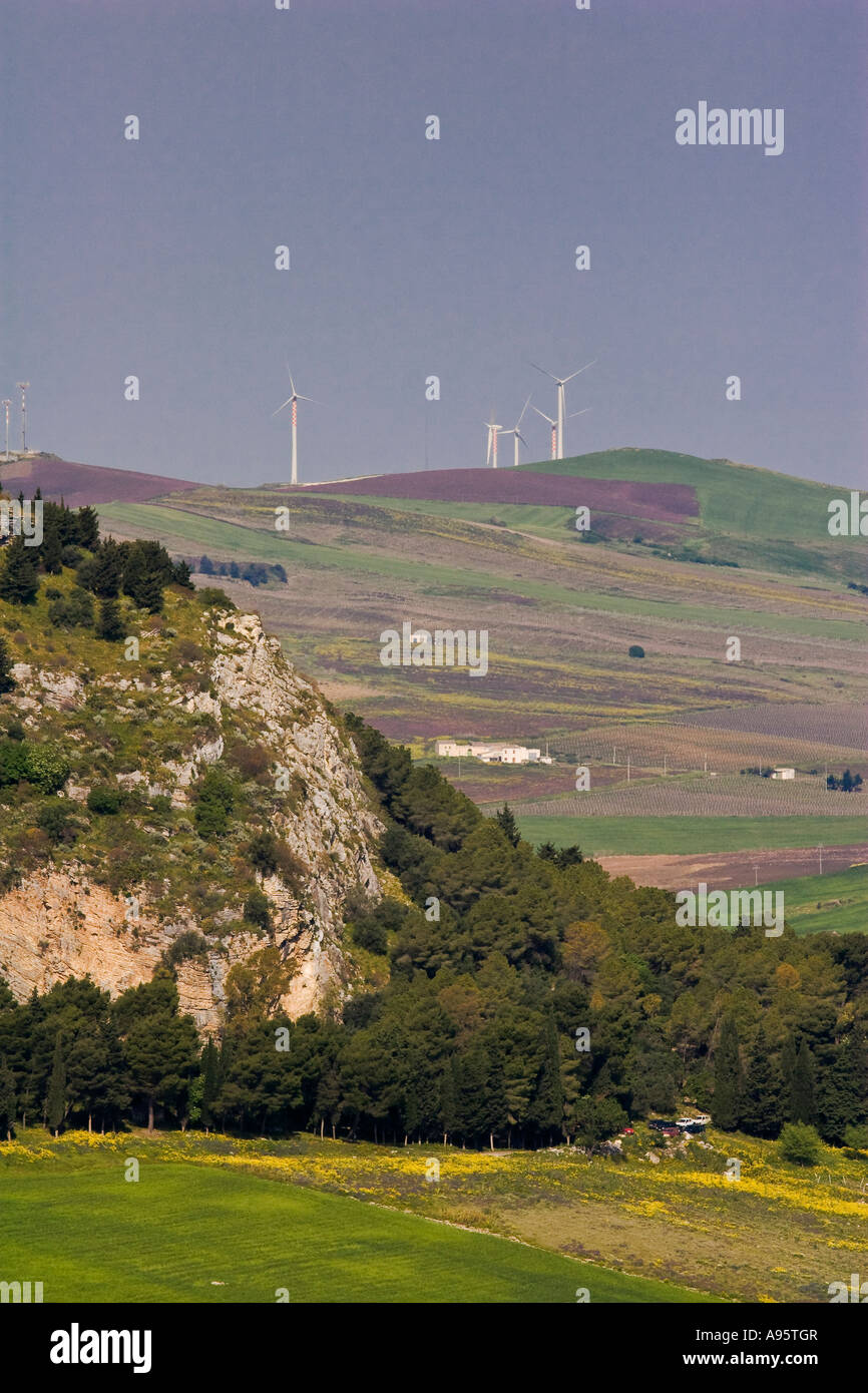 La generazione di energia elettrica le torri a turbina eolica sulla collina vicino a 5° centure bc il tempio greco di Segesta Sicilia Italia Foto Stock