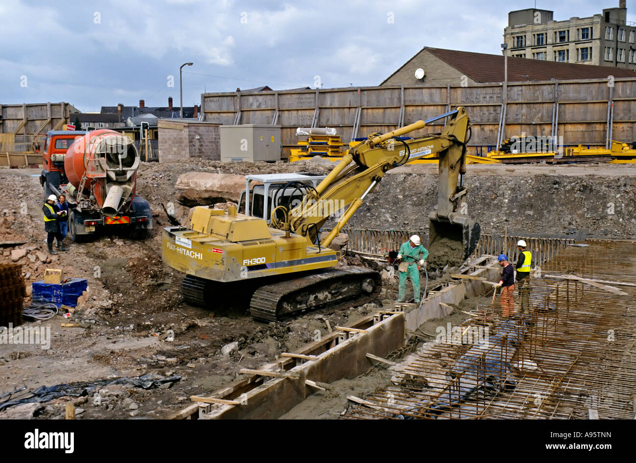 Ingegneria civile sito durante la costruzione di gallerie Cardiff Wales UK Foto Stock