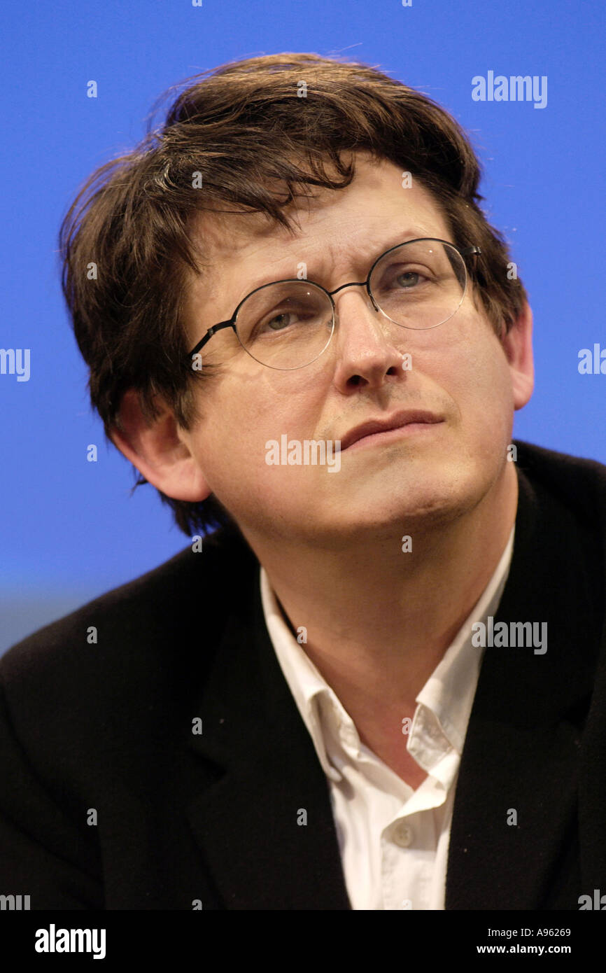 Alan Rusbridger redattore del quotidiano Guardian e figli di autore nella foto a Hay Festival 2002 Powys Wales UK Foto Stock