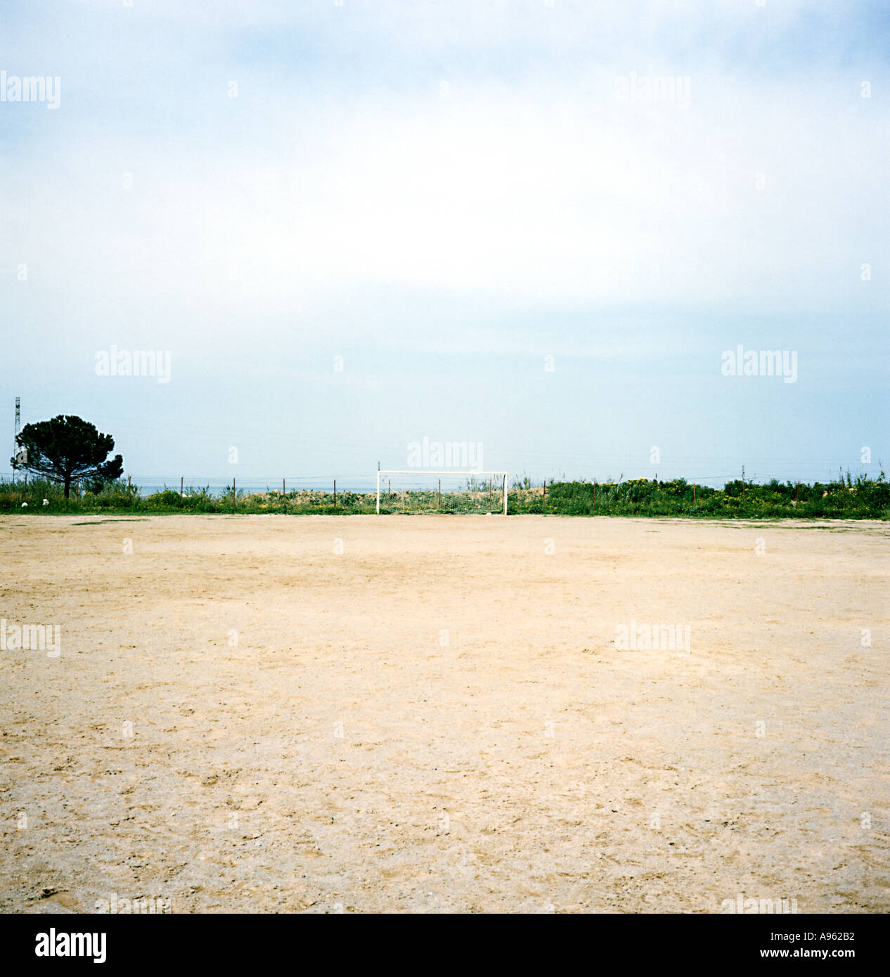 La massa di calcio nel campo Foto Stock