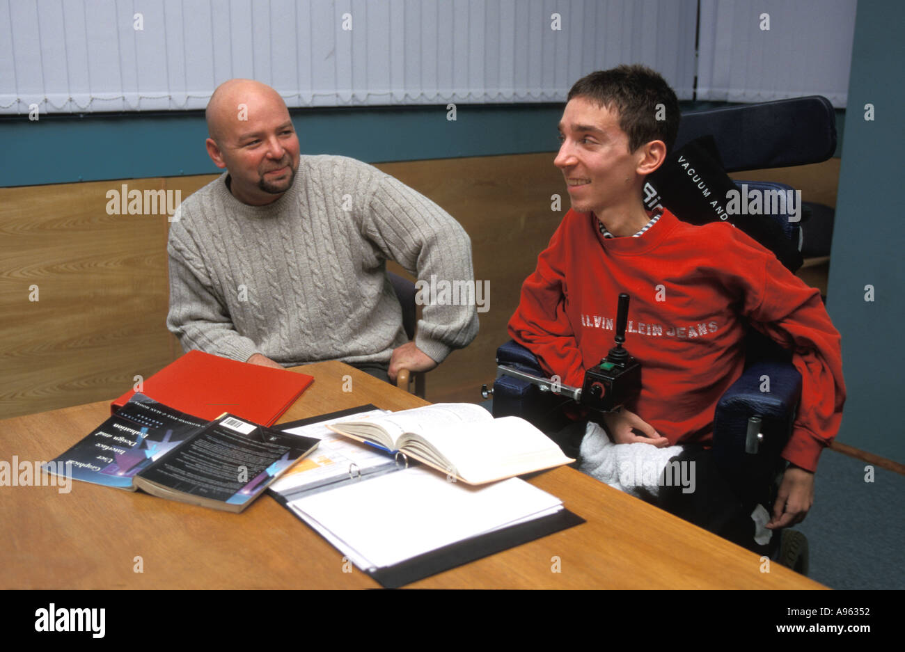 Disabili studente universitario con accompagnatore a studiare. Foto Stock