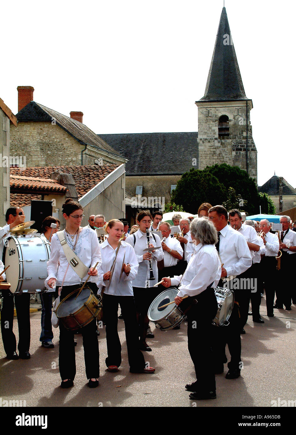 Banda di ottoni nel villaggio di Braslou nella Touraine regione della Francia Foto Stock