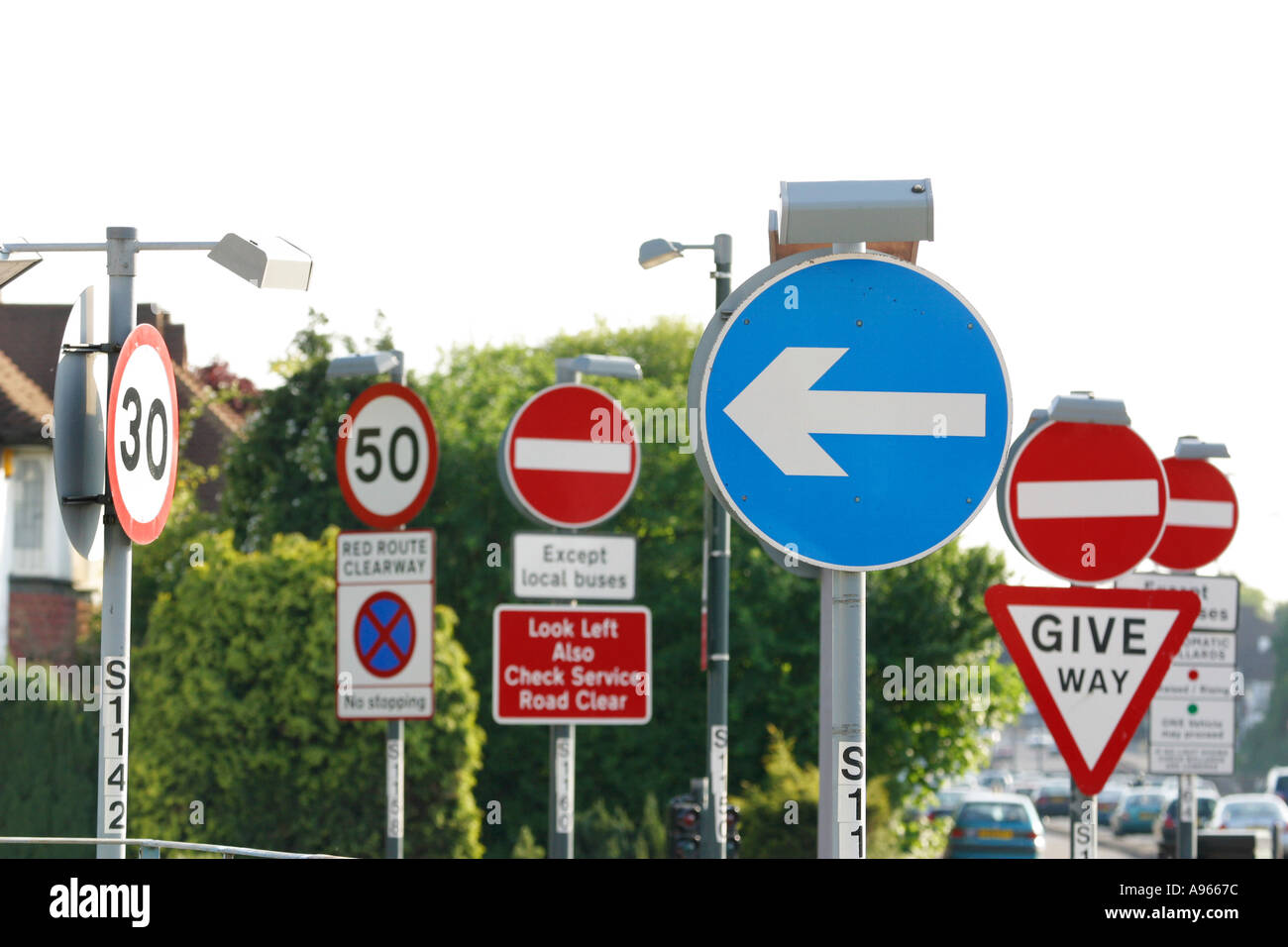 Confondere i cartelli stradali in Surrey in Inghilterra Foto Stock