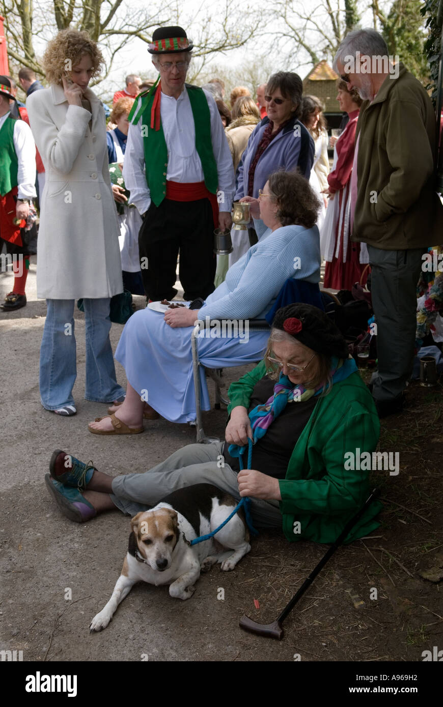 - Pensionati e il suo cane guardando Chanctonbury Morris uomini. Buona Pasqua venerdì. La Rose Cottage Inn. Alciston. Sussex, Inghilterra 2006 Foto Stock