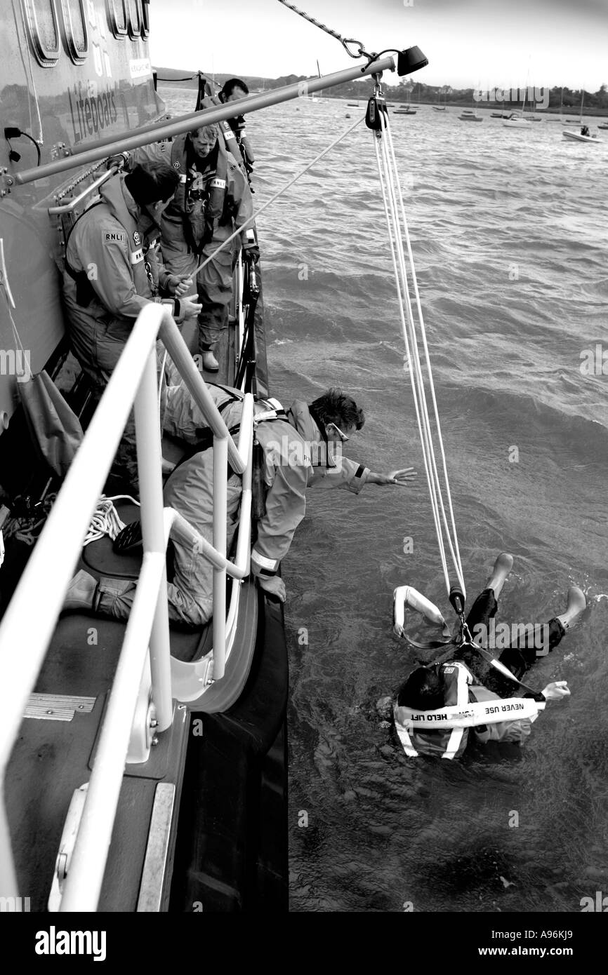 RNLI Yarmouth scialuppa di salvataggio esercizio con aria Sea Rescue Helecopter India Giulietta Isle of Wight England Regno Unito Foto Stock