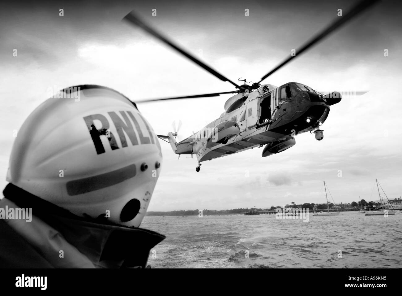 RNLI,Yarmouth,scialuppa di salvataggio,equipaggio,esercitazione con,Air SEA Rescue,Helicopter India Juliet, Isola di Wight,Inghilterra,Regno Unito Foto Stock