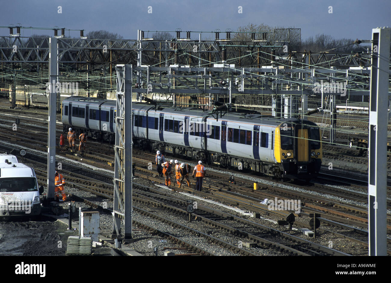 Treni centrale classe 350 Desiro treno passa la guida della rete via i lavoratori a Rugby, Warwickshire, Inghilterra, Regno Unito Foto Stock
