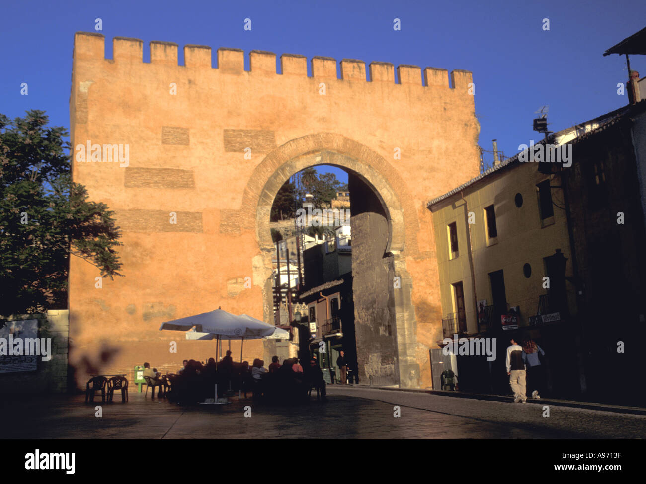 Granada Spagna vecchia porta della città in sole serale Granada Andalusia Spagna Espana Europa Foto Stock