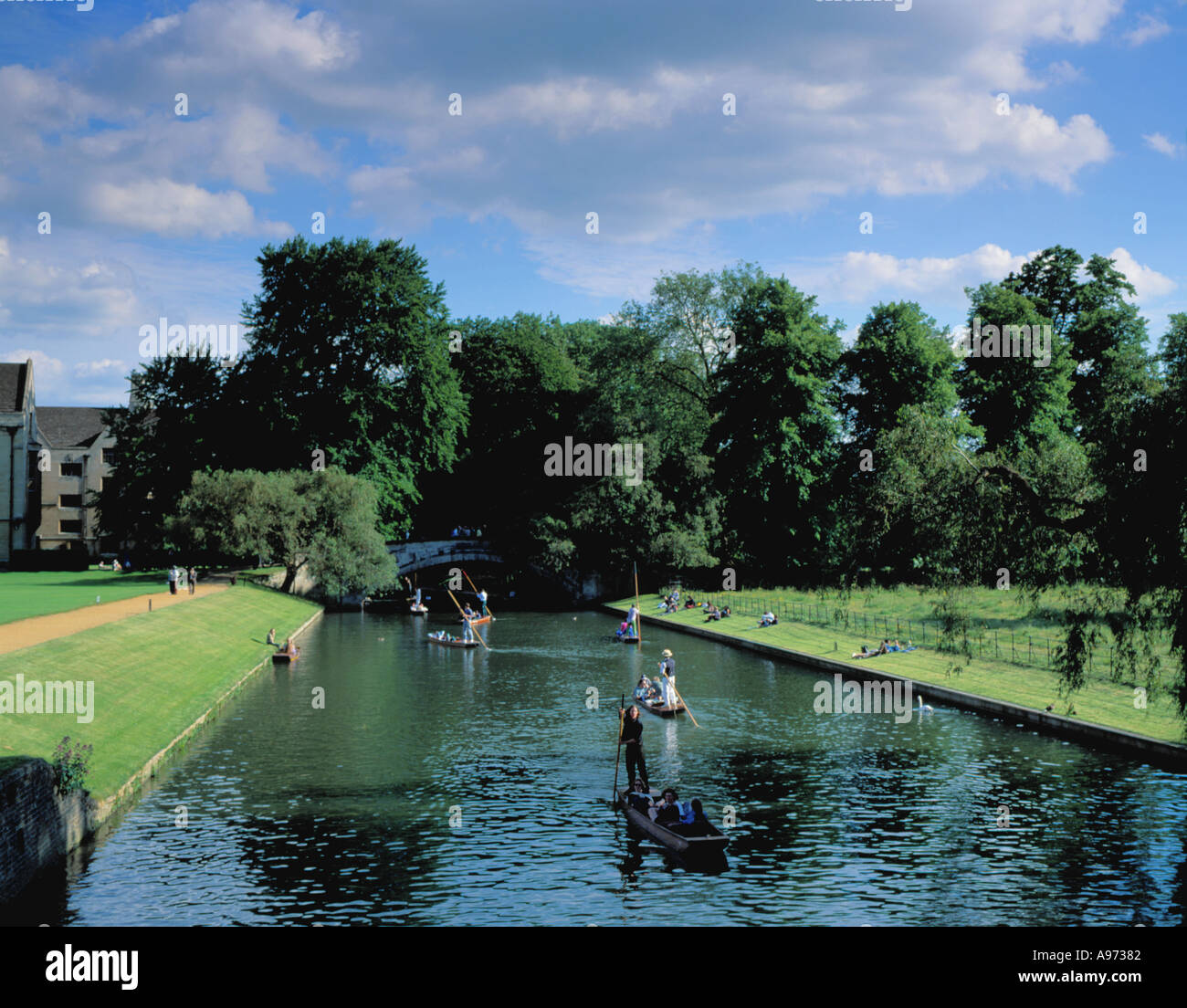 Punting sul fiume Cam dietro il Kings College visto da King's Bridge, Cambridge, Cambridgeshire, Inghilterra, Regno Unito. Foto Stock