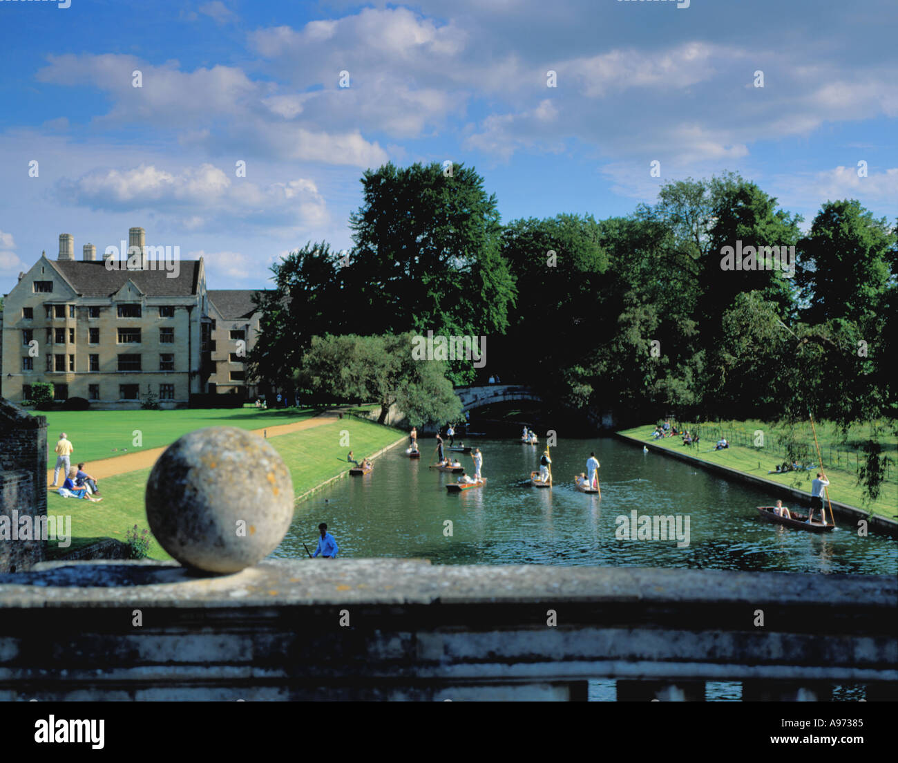 Punting sul fiume Cam dietro il Kings College visto da King's Bridge, Cambridge, Cambridgeshire, Inghilterra, Regno Unito. Foto Stock