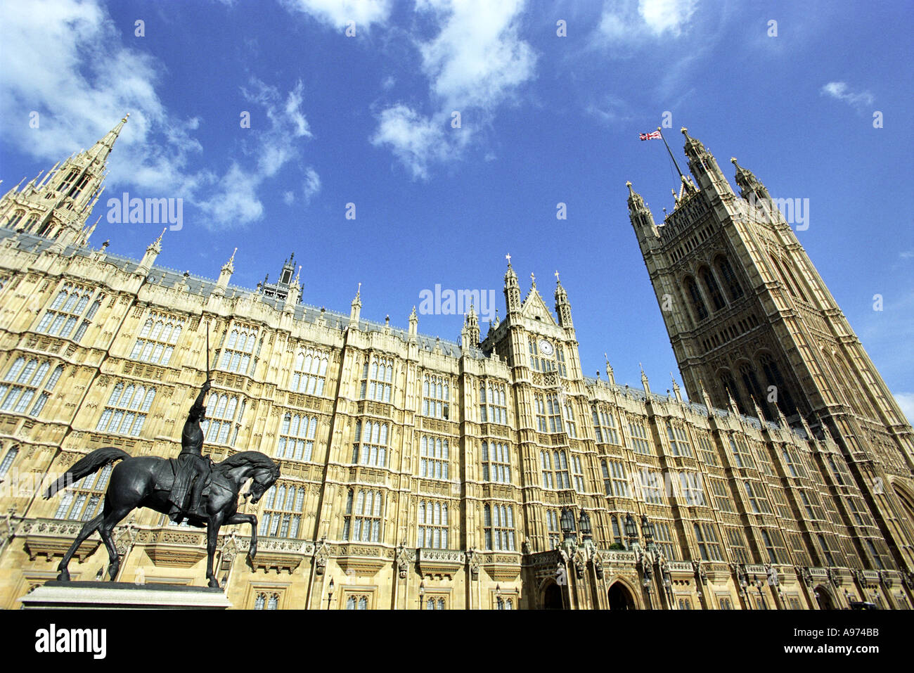 Re Riccardo Cuor di Leone statua fuori le case del Parlamento a Londra England Regno Unito Foto Stock