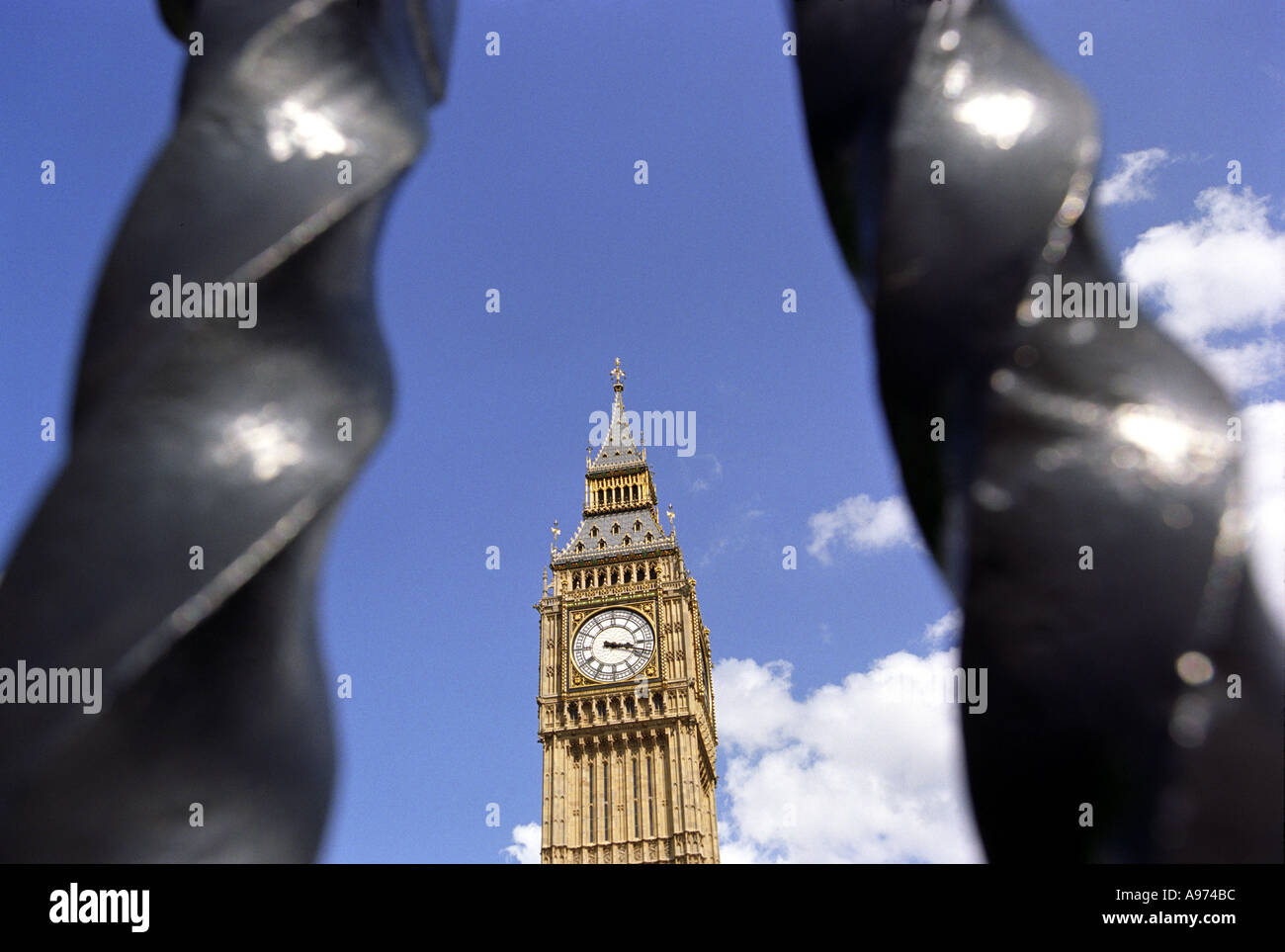 Big Ben visto attraverso le ringhiere in London Inghilterra England Foto Stock