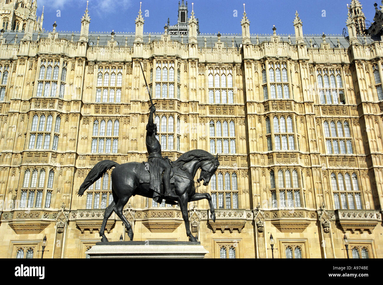 Re Riccardo Cuor di Leone statua fuori le case del Parlamento a Londra England Regno Unito Foto Stock