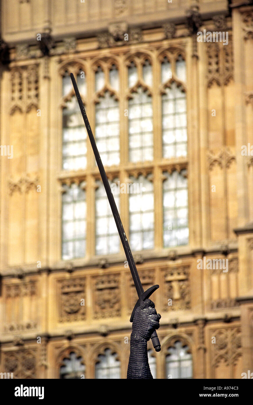 Close up della spada dal re Riccardo Cuor di Leone statua fuori le case del Parlamento a Londra England Regno Unito Foto Stock
