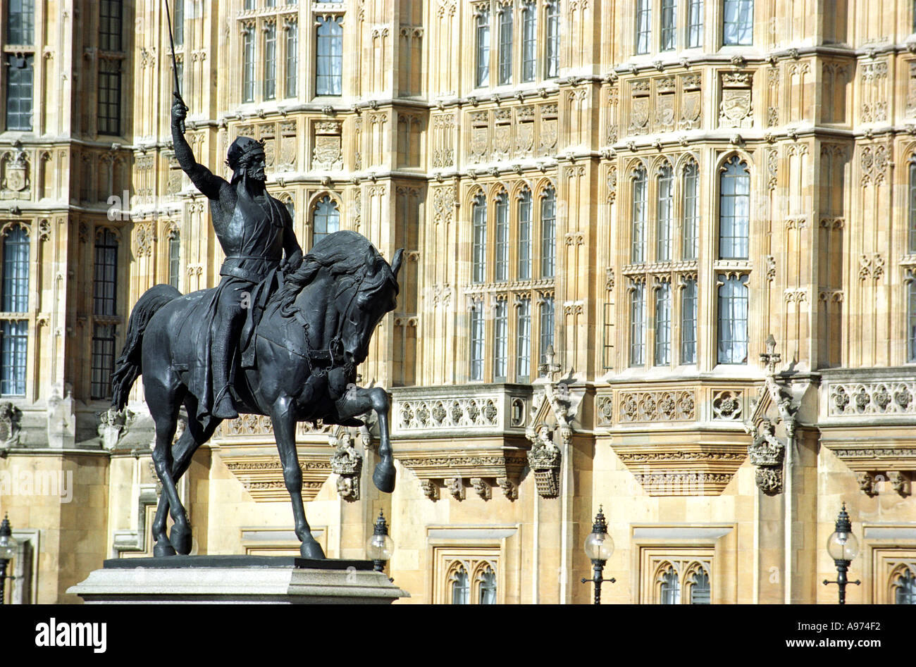 Re Riccardo Cuor di Leone statua fuori le case del Parlamento a Londra England Regno Unito Foto Stock