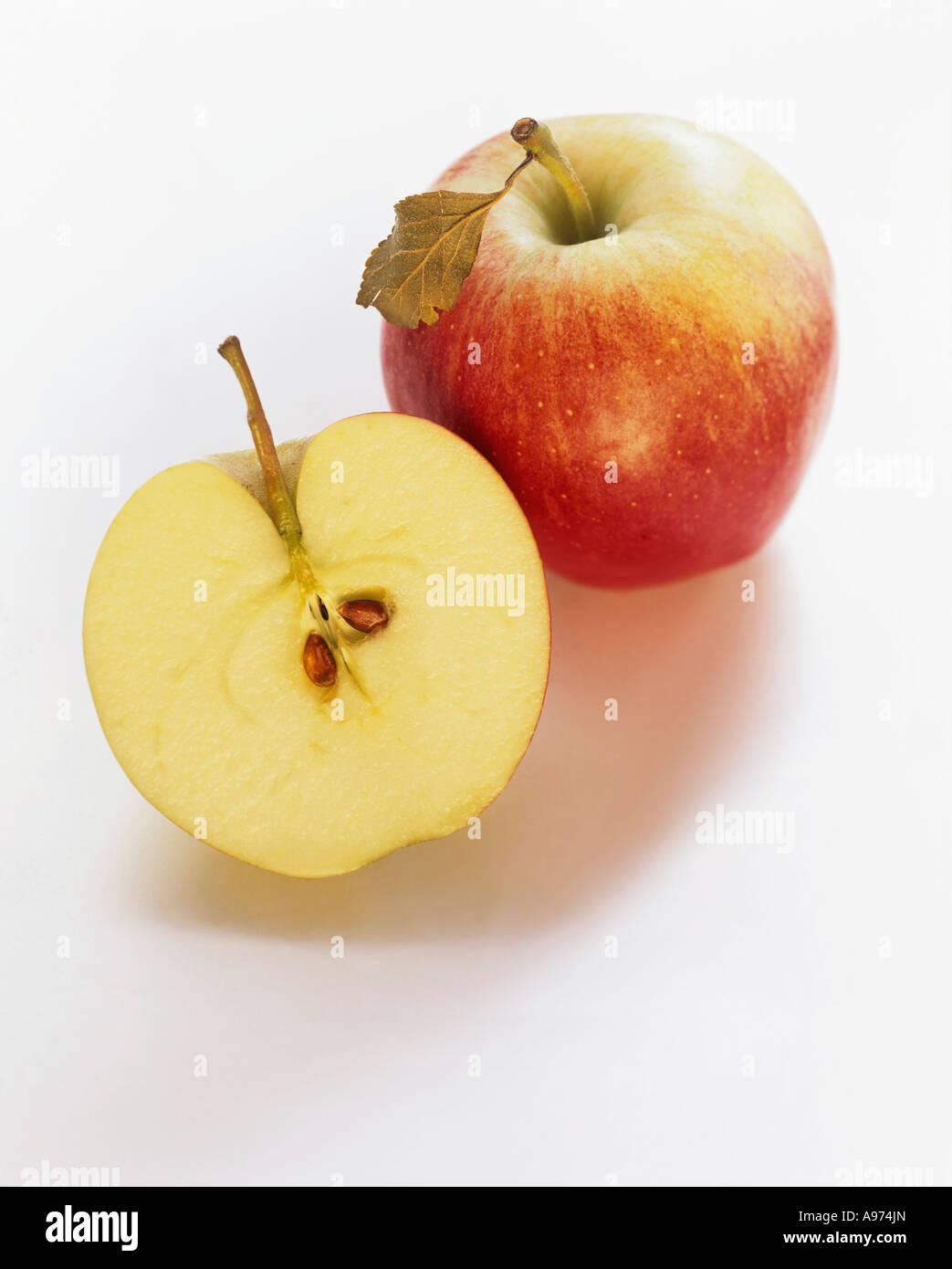 Un intero e dimezzato la Braeburn FoodCollection Apple Foto Stock