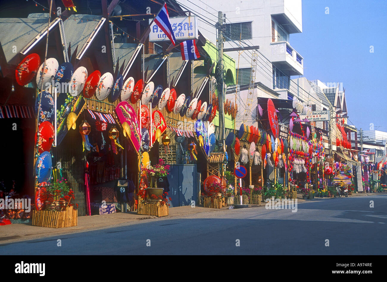 Decorato in maniera colorata negozi al Bor Sang vicino a Chiang Mai nel nord della Thailandia Foto Stock