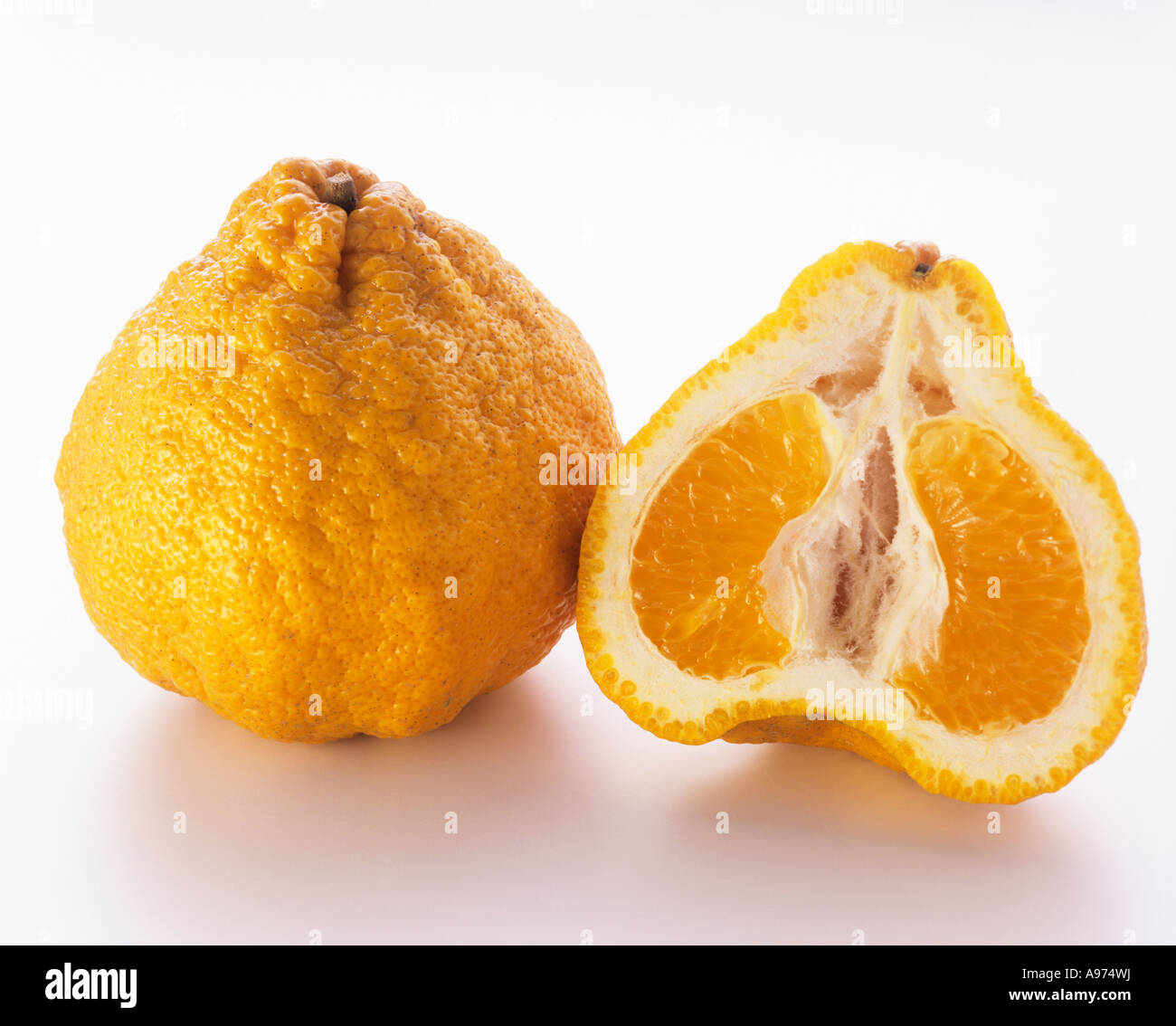 Ugli frutto intero e dimezzato FoodCollection Foto Stock