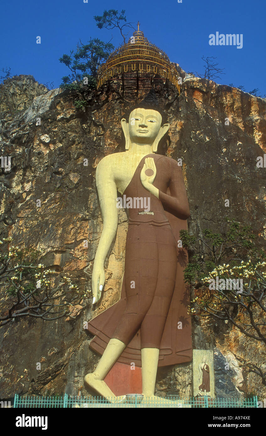 Statua di Budda sul pendio di una collina vicino Kanchenaburi in Thailandia Foto Stock