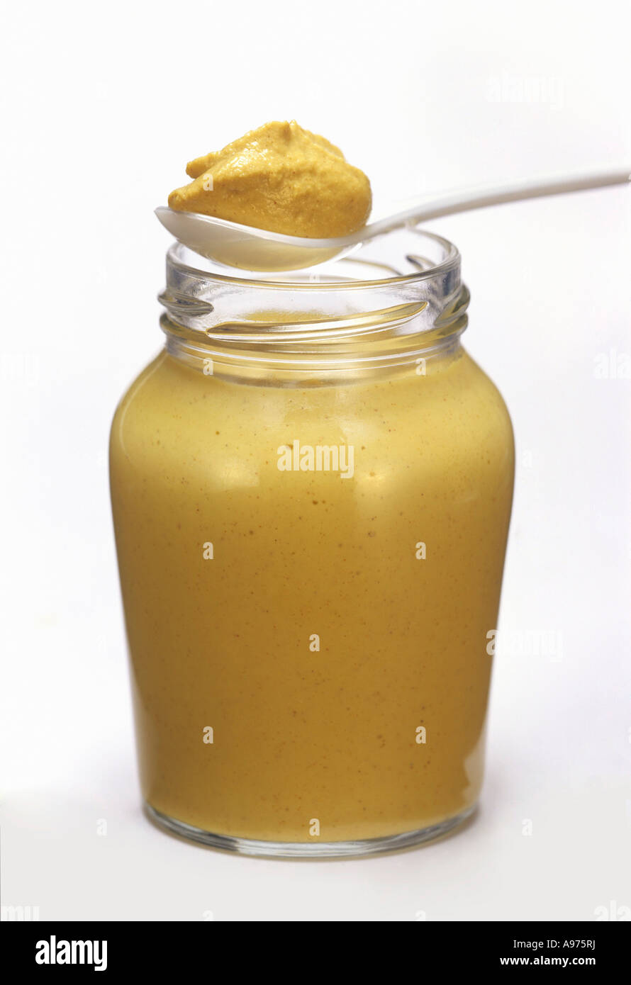 Un vasetto di senape gialla con cucchiaio FoodCollection Foto Stock