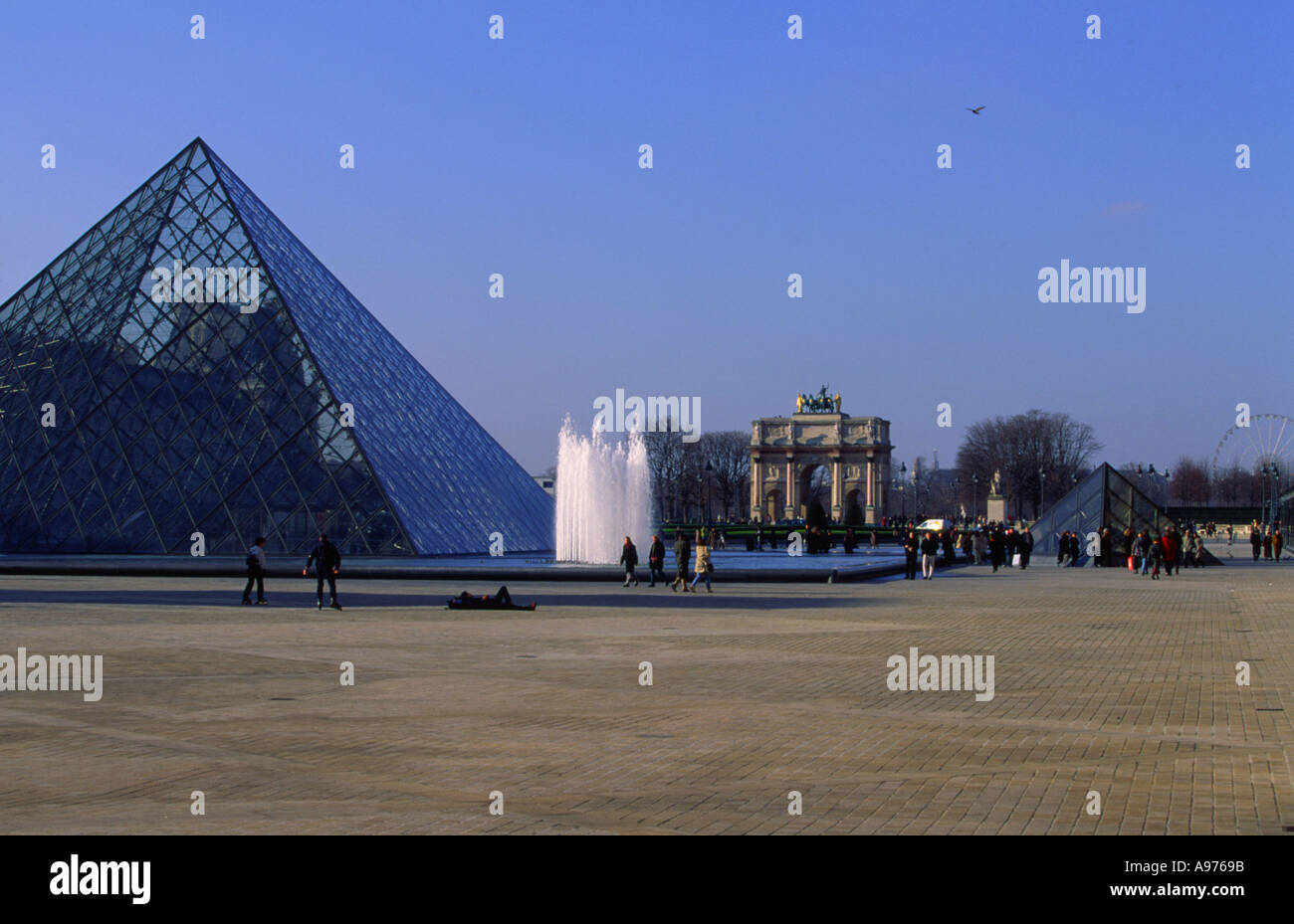 Museo del Louvre con la piramide in vetro Parigi Francia Foto Stock