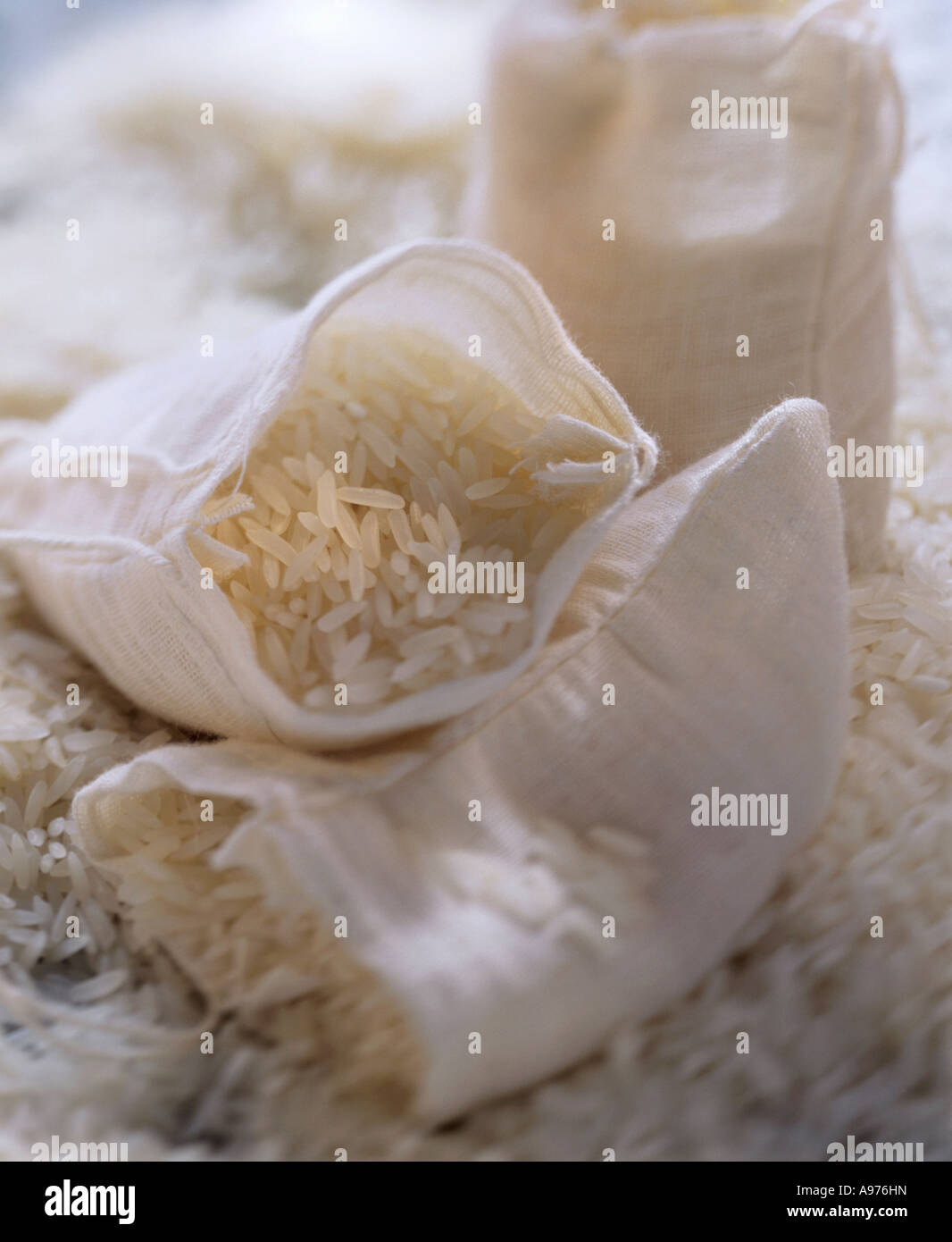 Sacchi di riso bianco a chicco lungo crudo FoodCollection Foto Stock