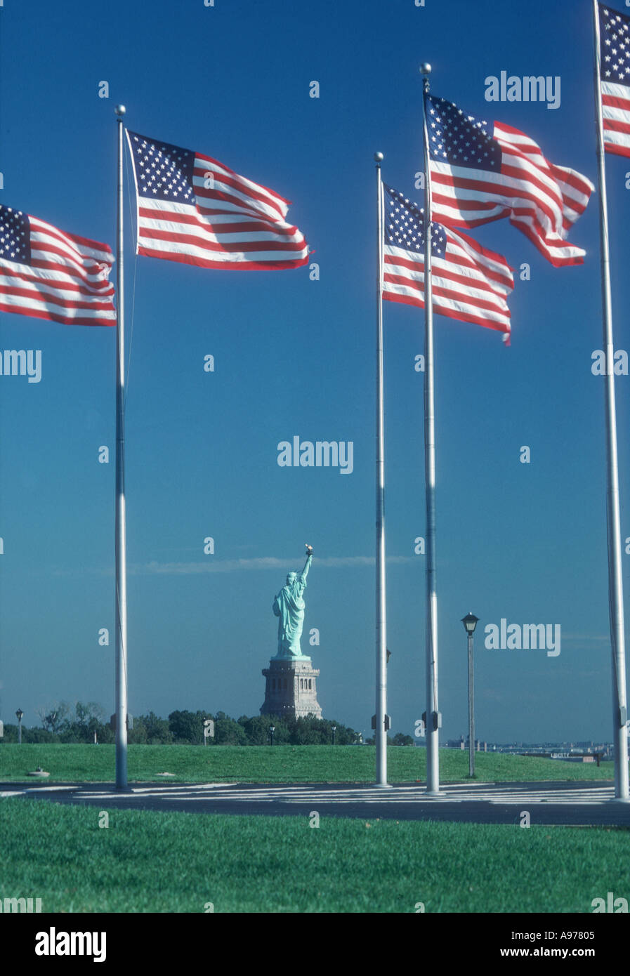 La Statua della Libertà e diverse bandiere nordamericane vicino a New York City Foto Stock