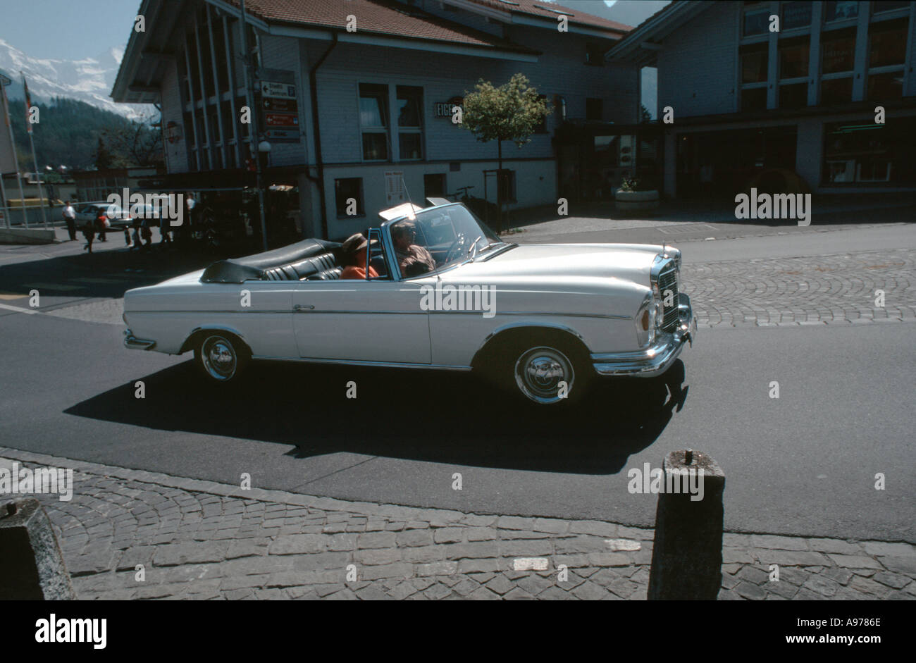 Classic Mercedes Benz cabrio fuori per un drive in una giornata di sole in Interlaken Svizzera Foto Stock