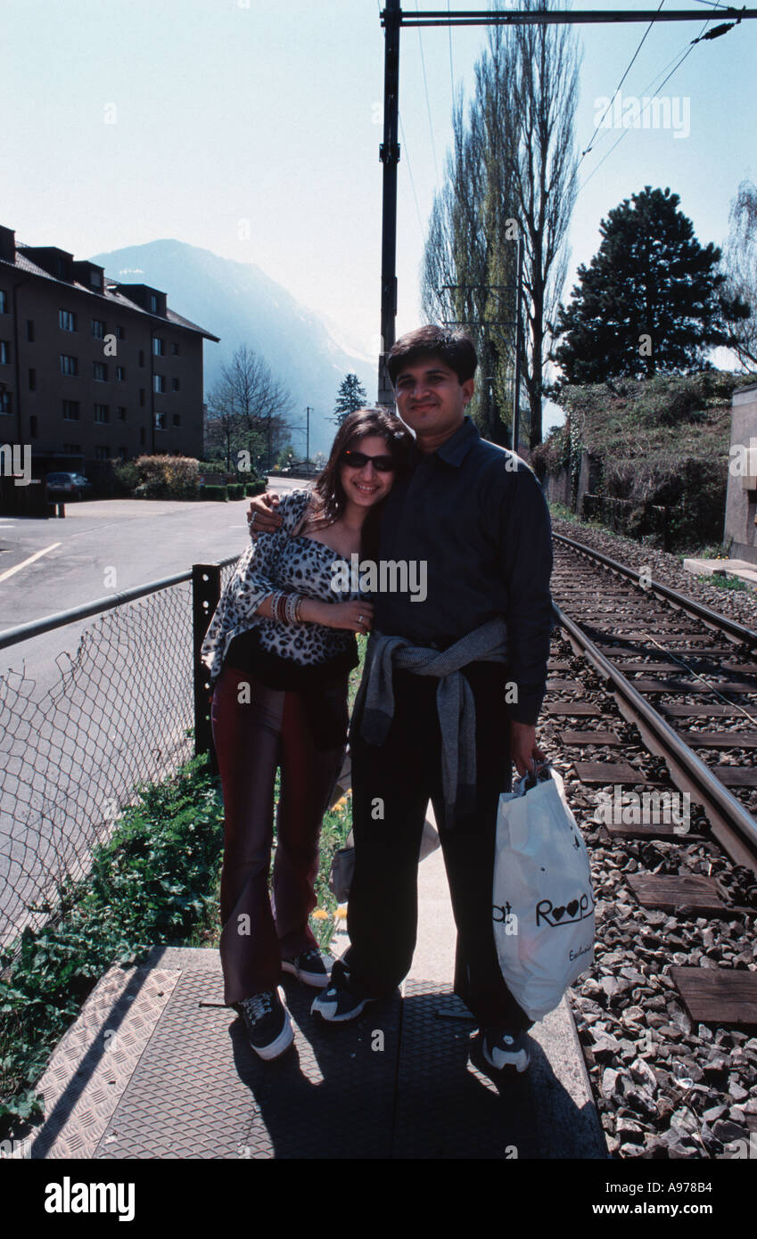 Appassionato di ferroviaria dall'India in vacanza con la moglie in Interlaken Svizzera Foto Stock