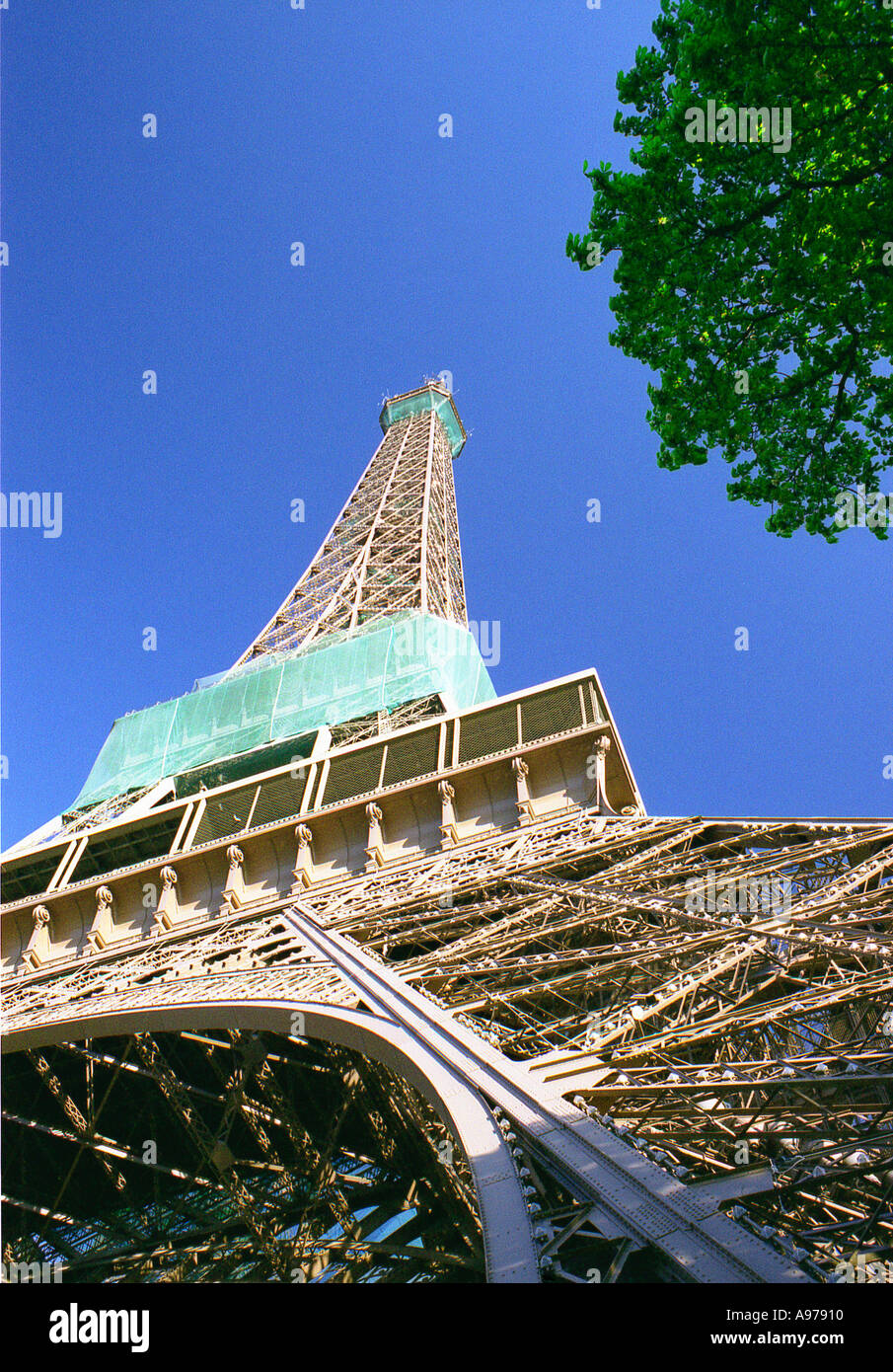 La Torre Eiffel dalla terra in su Parigi Francia Foto Stock