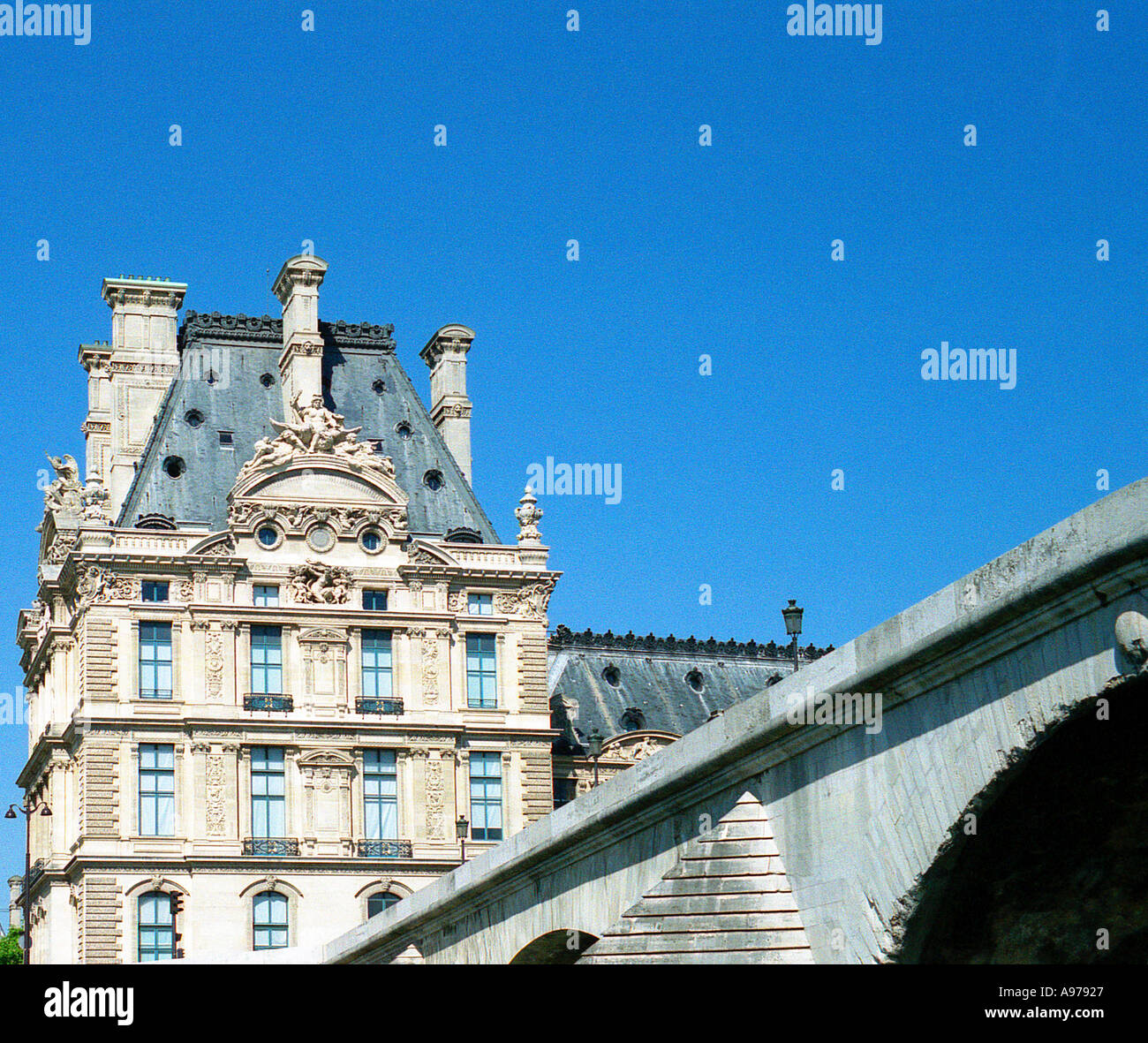 Il Louvre Ingresso ovest dal fiume Parigi Francia Foto Stock