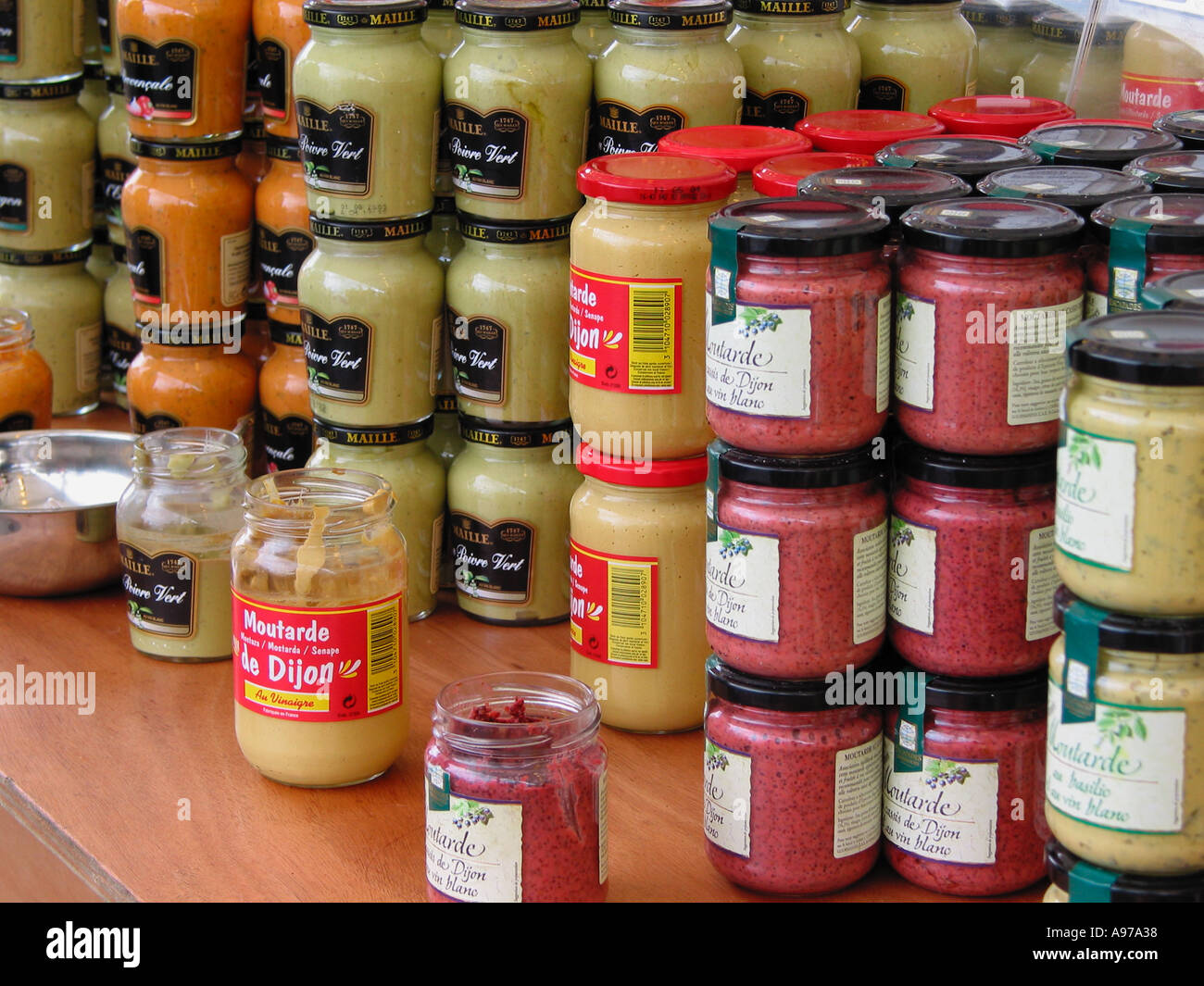 Senape francese e prodotti esposti in uno stand del mercato francese, in Francia Foto Stock